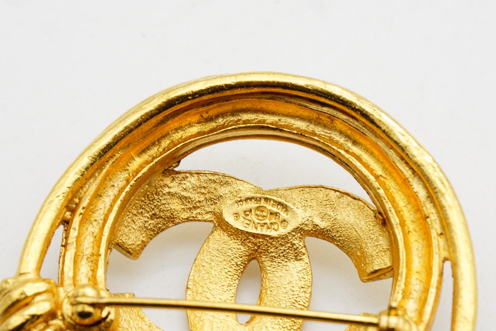 Chanel Vintage 1994 Logo CC Coco Double Circle Round Rope Interlocked Brooch For Sale 12