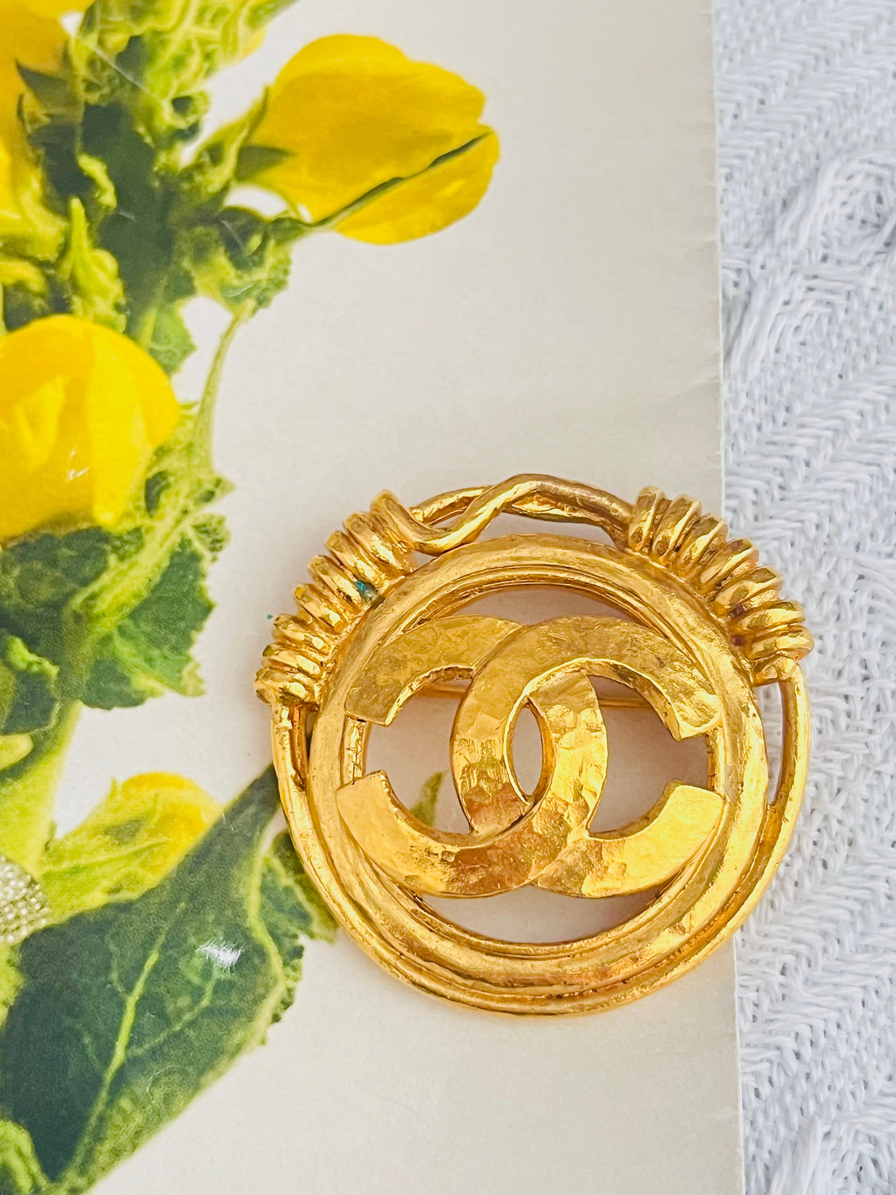 Chanel Vintage 1994 Unisex Iconic Classic Logo CC Coco Double Round Circle Rope Interlocked Openwork 94P Chunky Statement Modernist Brooch, Gold Tone

Very excellent condition. 100% Genuine. 

A very beautiful brooch, signed at the back. Rare to
