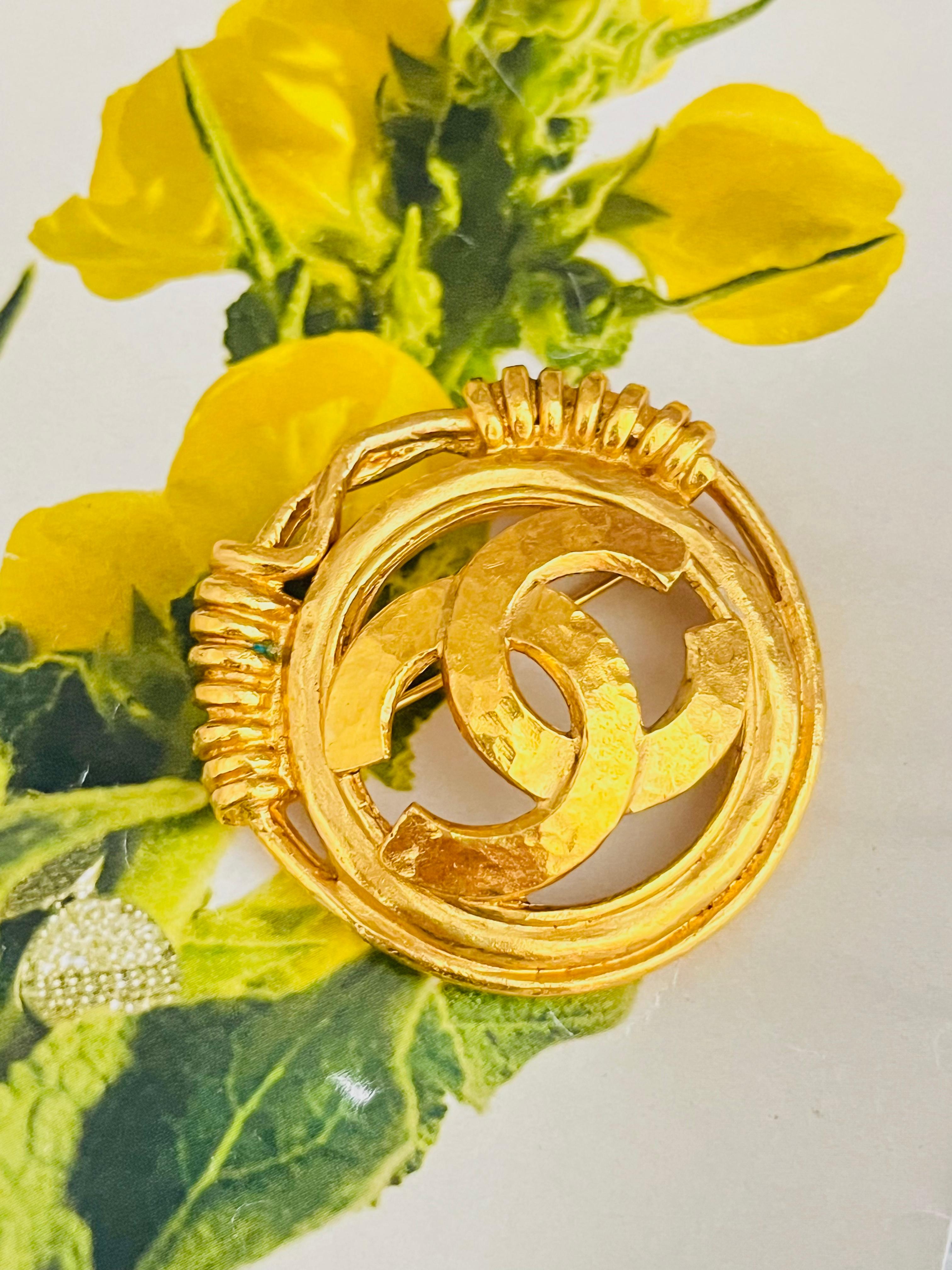 Art Deco Chanel Vintage 1994 Logo CC Coco Double Circle Round Rope Interlocked Brooch For Sale