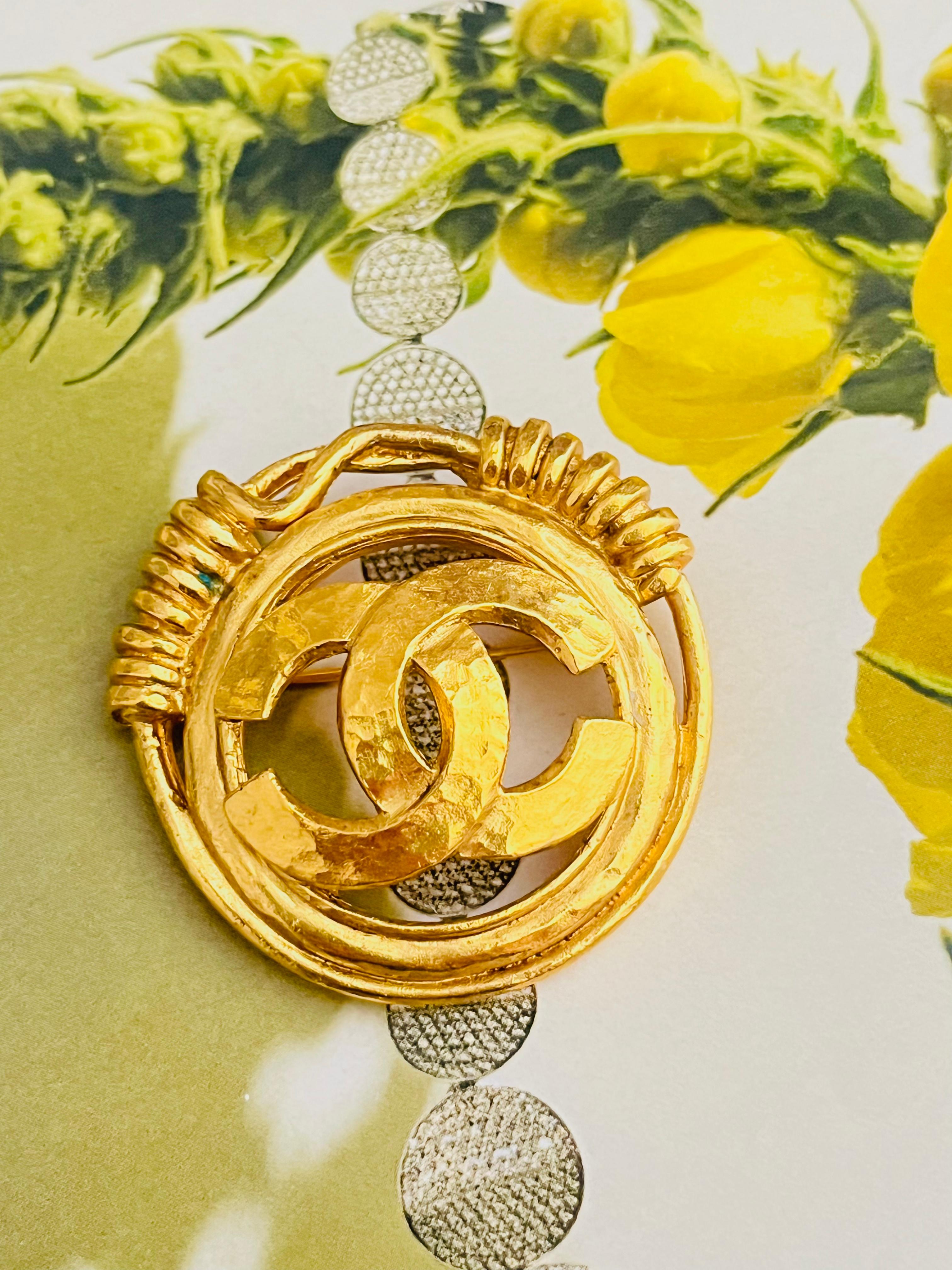 Chanel Vintage 1994 Logo CC Coco Double Circle Round Rope Interlocked Brooch In Excellent Condition For Sale In Wokingham, England