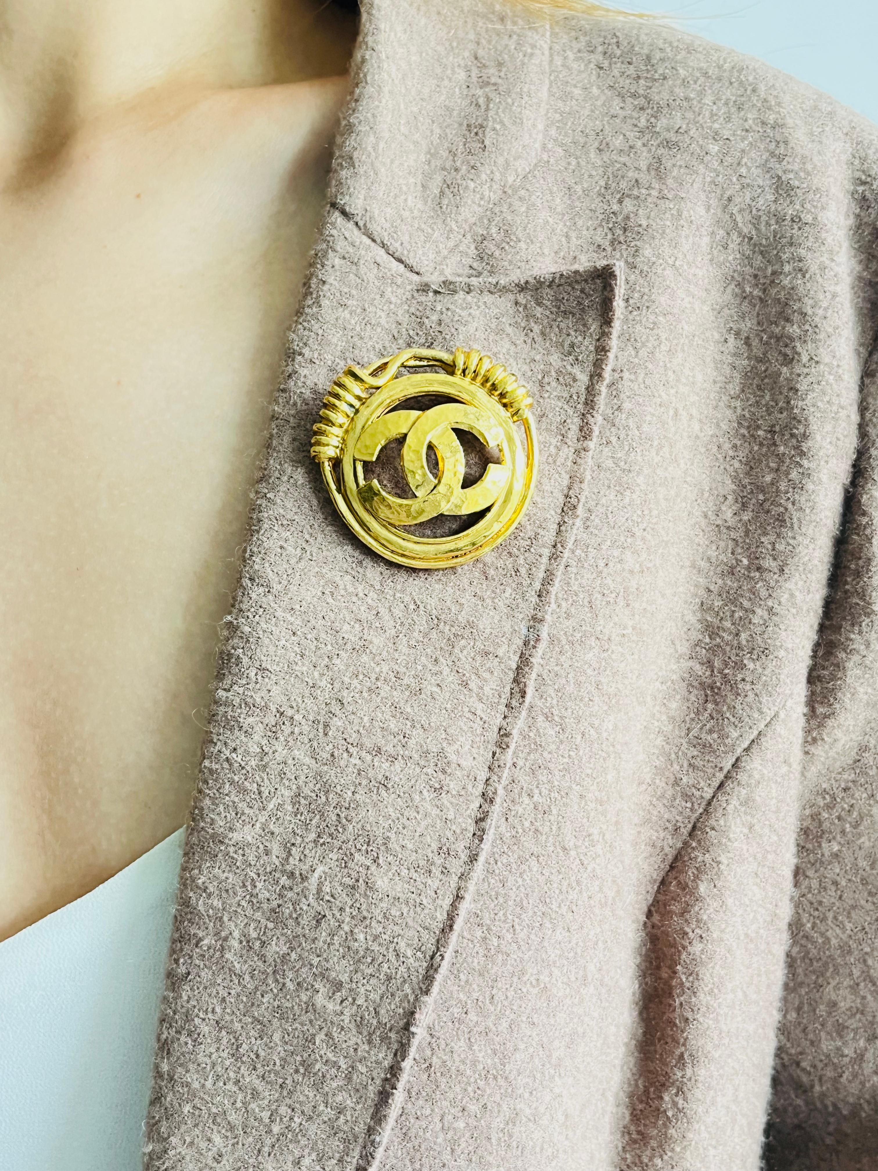Chanel Vintage 1994 Logo CC Coco Double Circle Round Rope Interlocked Brooch For Sale 1