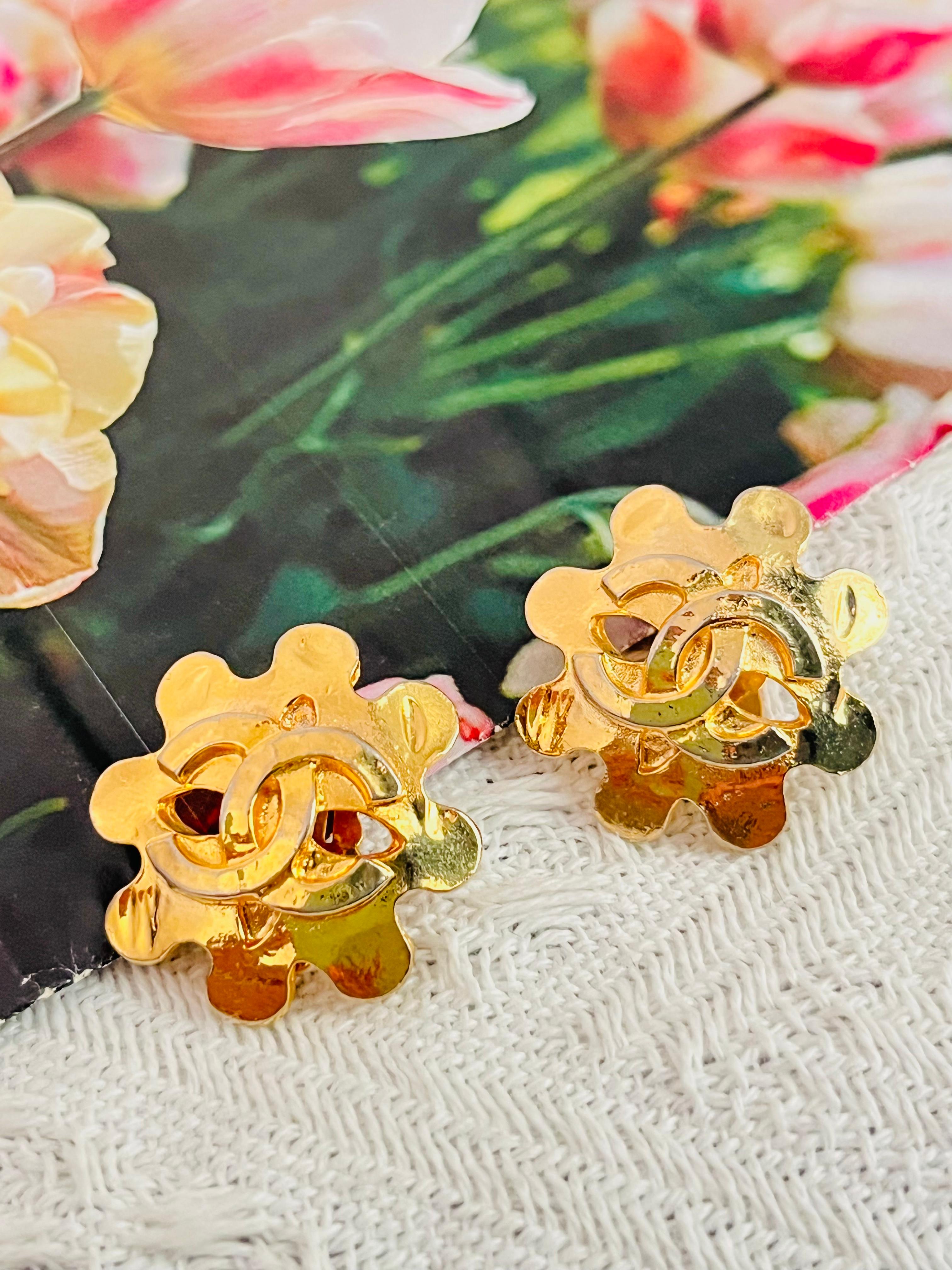 Chanel Vintage 1994 Classic Iconic Glow Logo CC Coco Flower Snowflake Engraved Openwork Modernist Elegant Clip Earrings, Gold Plated

Very good condition. Light colour loss. 100% Genuine.

A very beautiful pair of earrings by CHANEL, signed at the