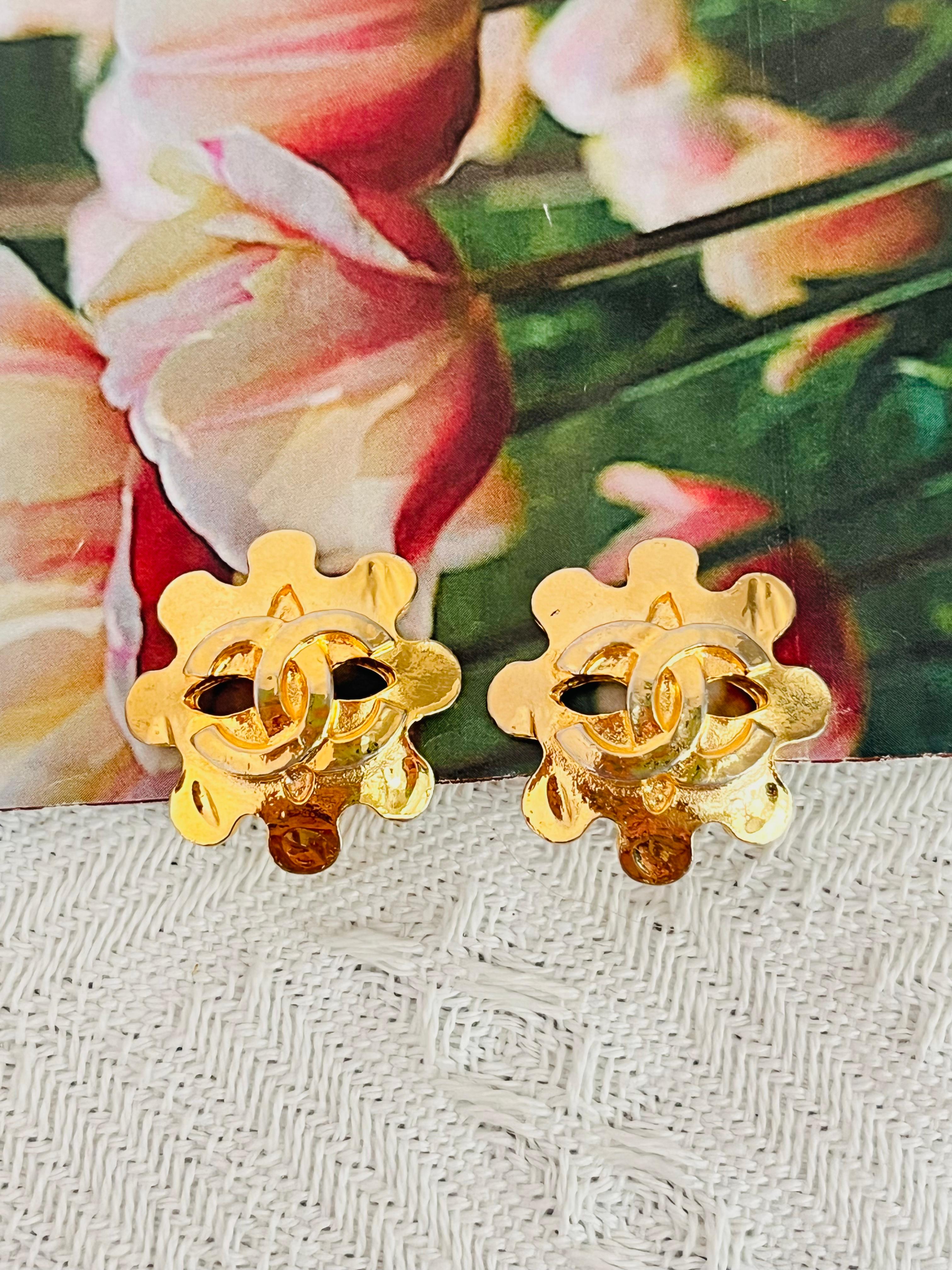 Chanel Vintage 1994 Logo CC Coco Flower Snowflake Engraved Openwork Earrings In Good Condition For Sale In Wokingham, England
