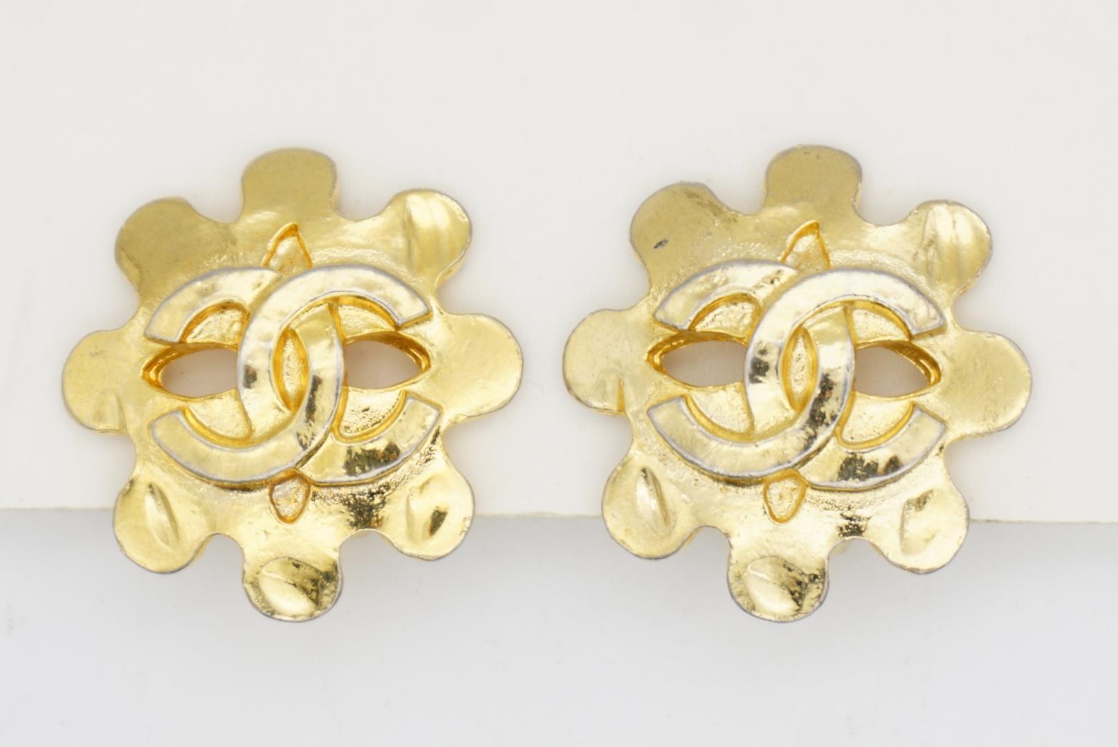 Chanel Vintage 1994 Logo CC Coco Flower Snowflake Engraved Openwork Earrings For Sale 2