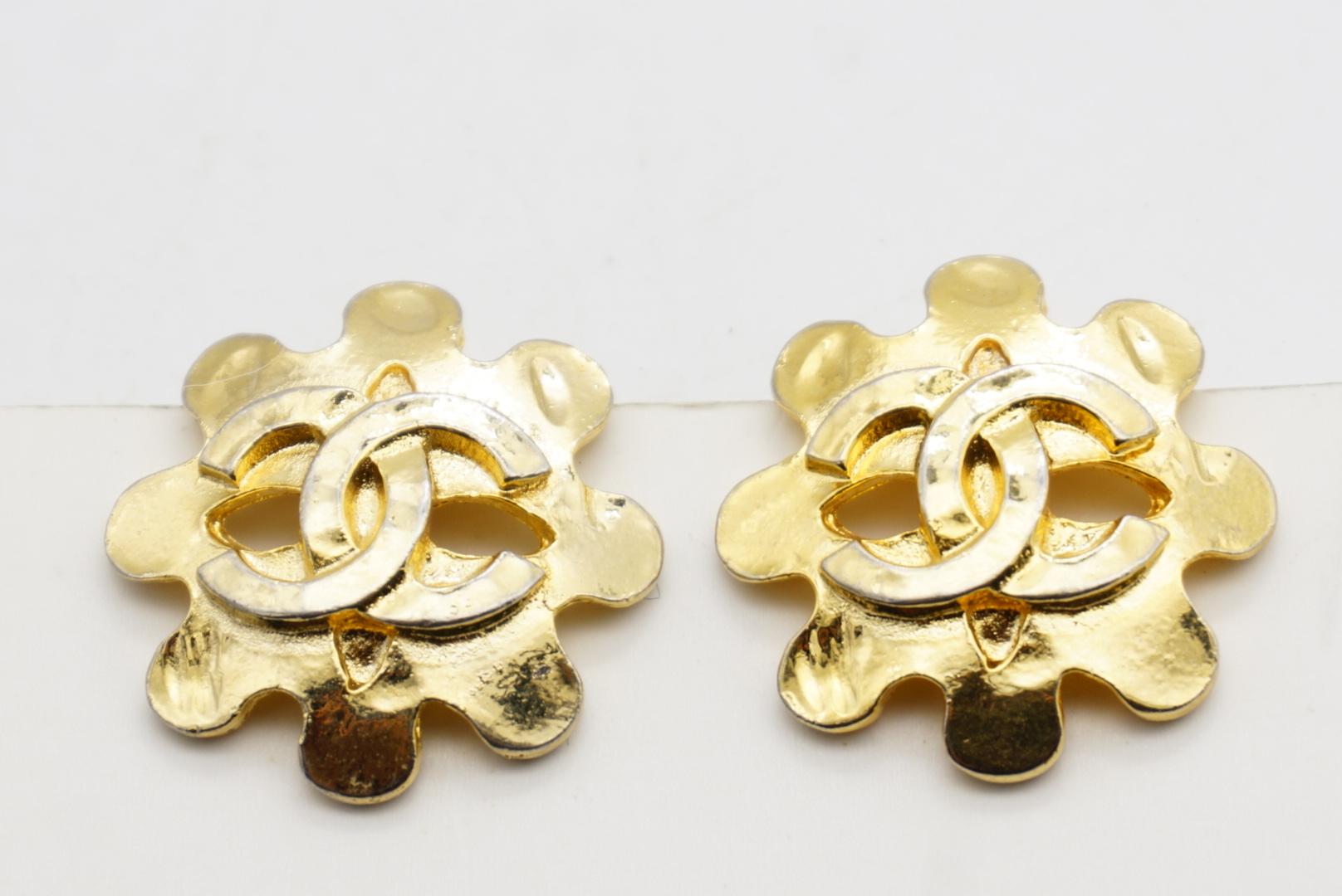 Chanel Vintage 1994 Logo CC Coco Flower Snowflake Engraved Openwork Earrings For Sale 3