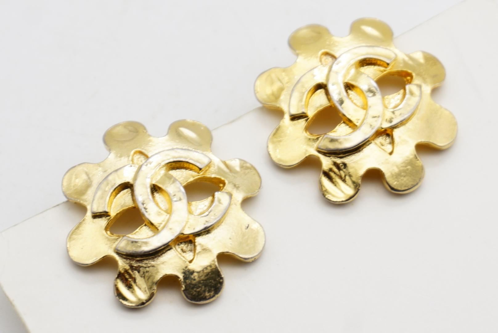 Chanel Vintage 1994 Logo CC Coco Flower Snowflake Engraved Openwork Earrings For Sale 4