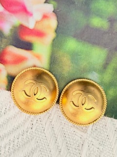 Pendientes vintage de Chanel de 1994: un modelo icónico y poco común con el logotipo CC de Coco en forma de círculo dorado y con la parte superior abombada