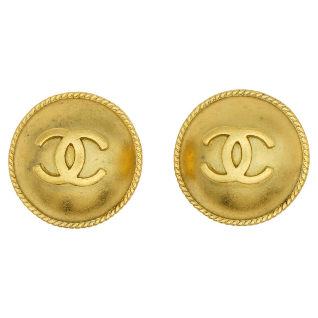 Boucles d'oreilles Chanel vintage de 1994 : modèle rare et emblématique, avec logo « CC Coco » en forme de cercle doré bombé