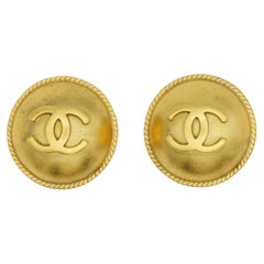Chanel Vintage 1994 – Seltene, ikonische, runde, gewölbte Ohrringe mit goldenem Kreis und CC-Coco-Logo