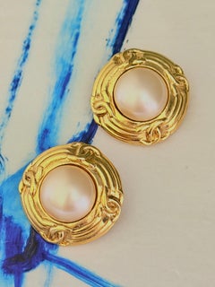Chanel Vintage 1994 – Seltene, ikonische, goldene, große, runde Ohrringe mit weißer Perle und CC-Motiv