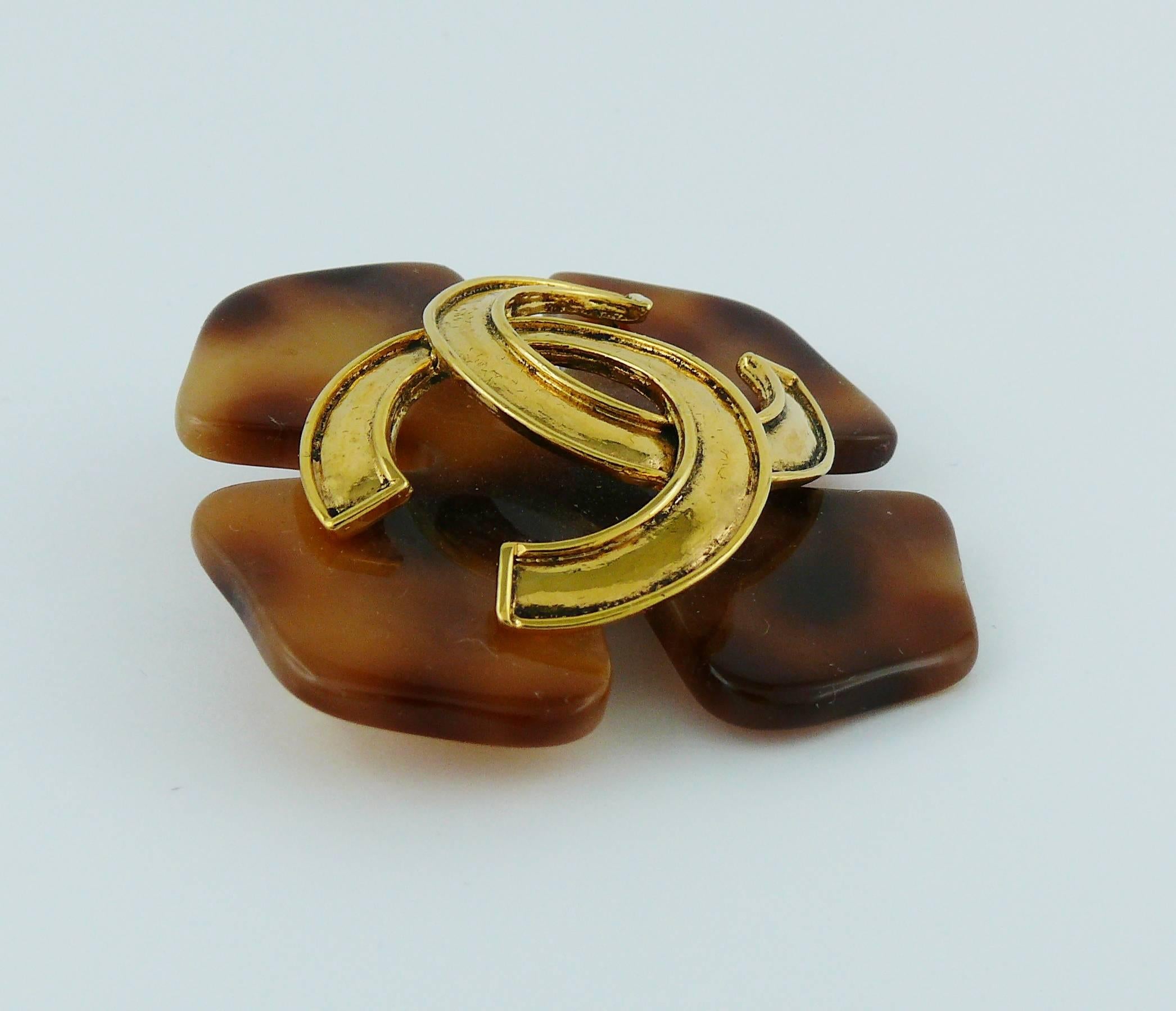 CHANEL vintage faux tortoise shell brooch featuring a large textured gold tone CC logo.

Spring 1994 Collection.

Marked CHANEL 94 P Made in France.

Indicative measurements : height approx. 6.2 cm (2.44 inches) / width approx. 6.2 cm (2.44