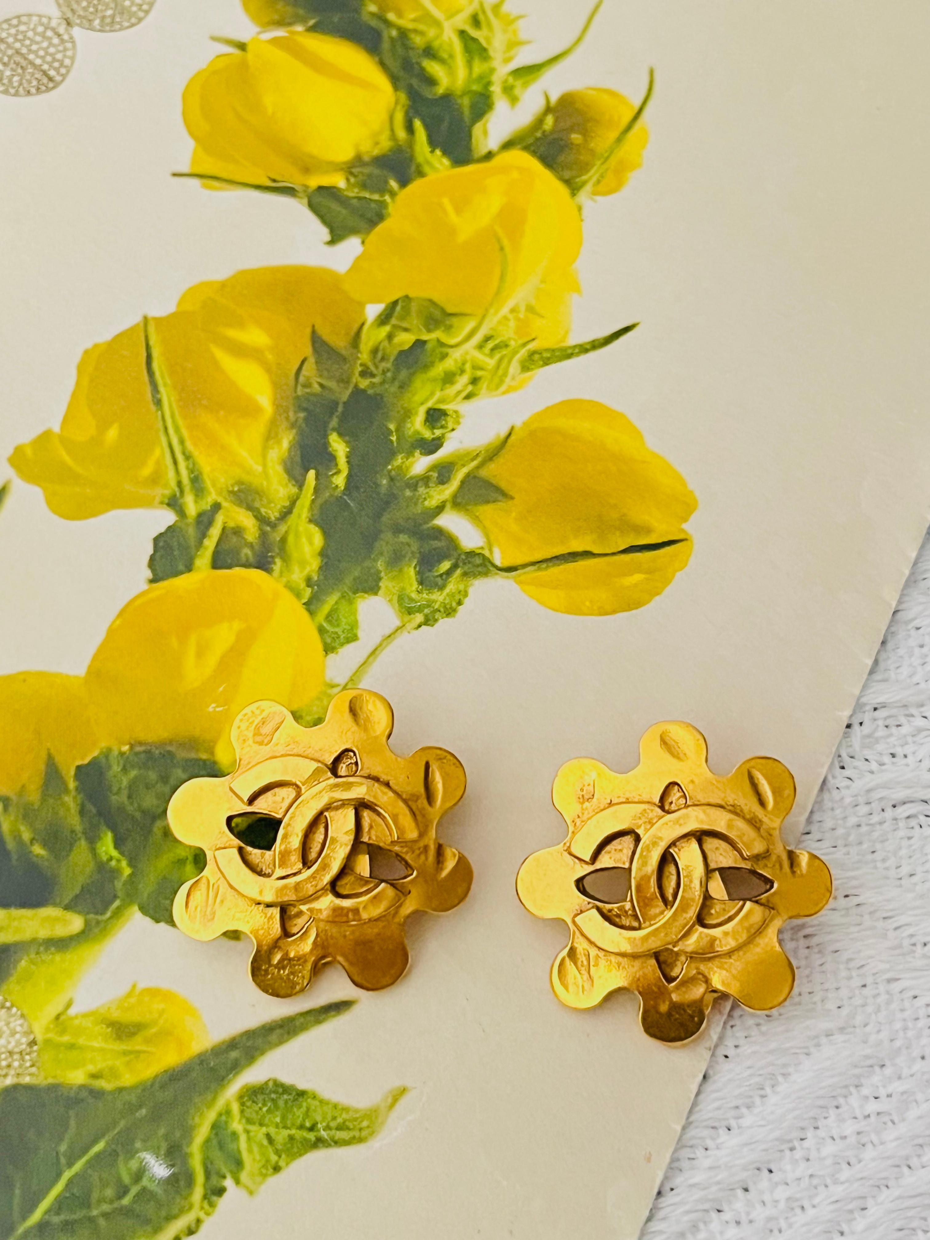Chanel Vintage 1994 Textured Logo CC Coco Engraved Flower Openwork Modernist Elegant Clip Earrings, Gold Plated

Very good condition. 100% Genuine.

A very beautiful pair of earrings by CHANEL, signed at the back.

Size: 2.8*2.8 cm.

Weight: 8.0