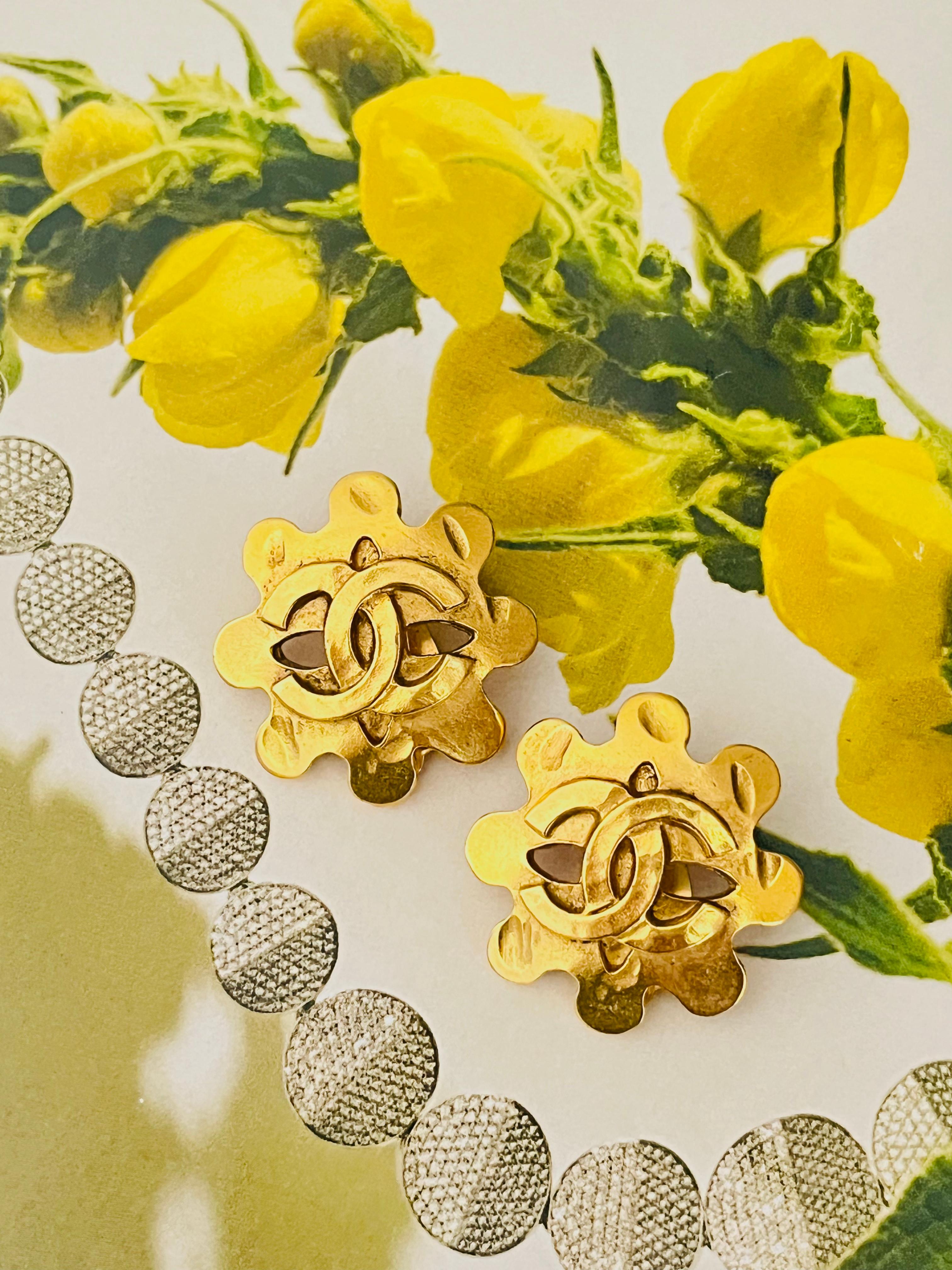 Chanel Vintage 1994 Textured Logo CC Coco Engraved Flower Openwork Earrings In Good Condition For Sale In Wokingham, England