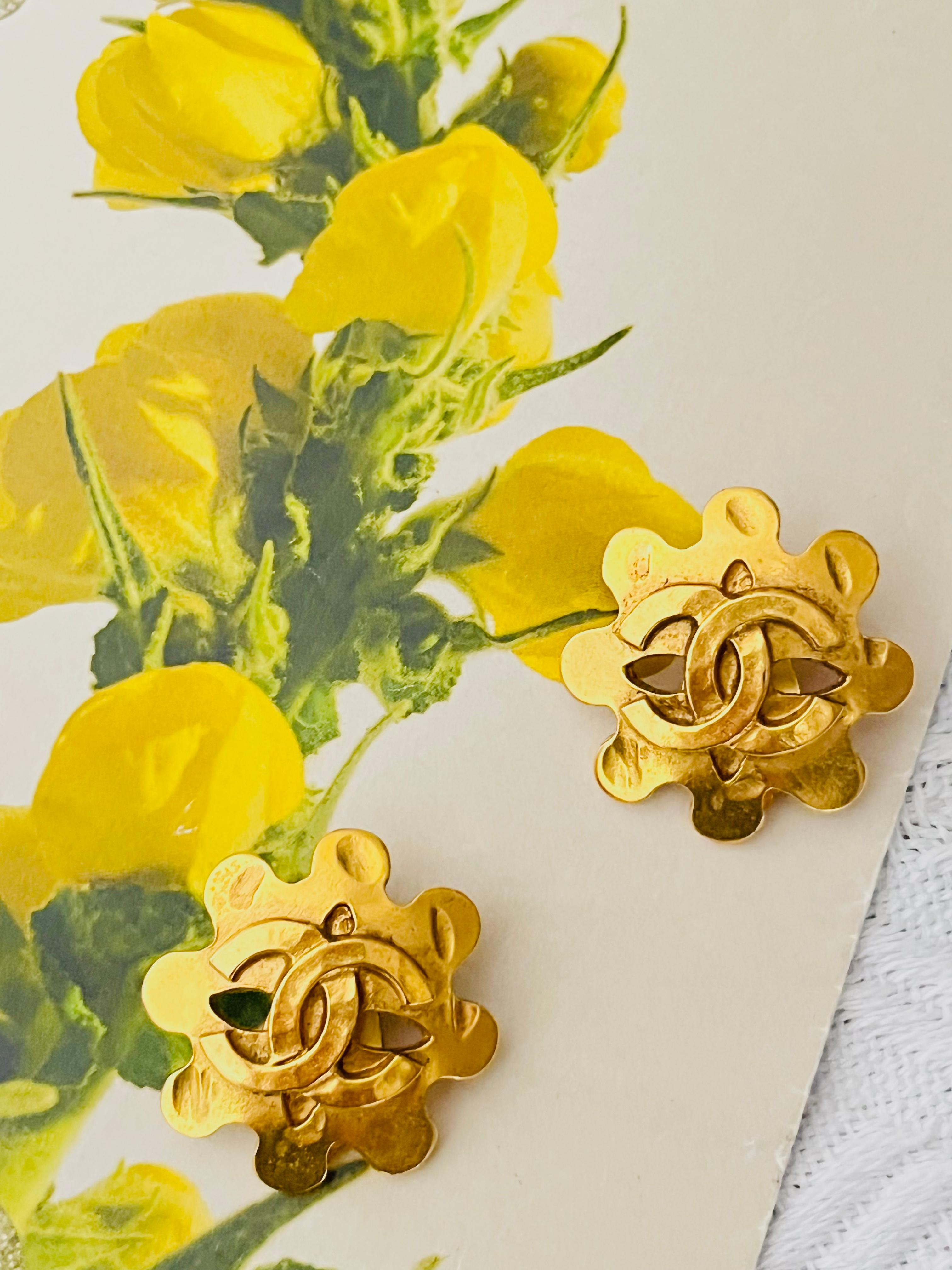 Chanel Vintage 1994 Textured Logo CC Coco Engraved Flower Openwork Earrings In Good Condition For Sale In Wokingham, England