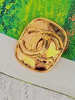 Spilla Chanel Vintage 1994 unisex Iconic Glow Gold, rettangolare, con logo CC Coco grande