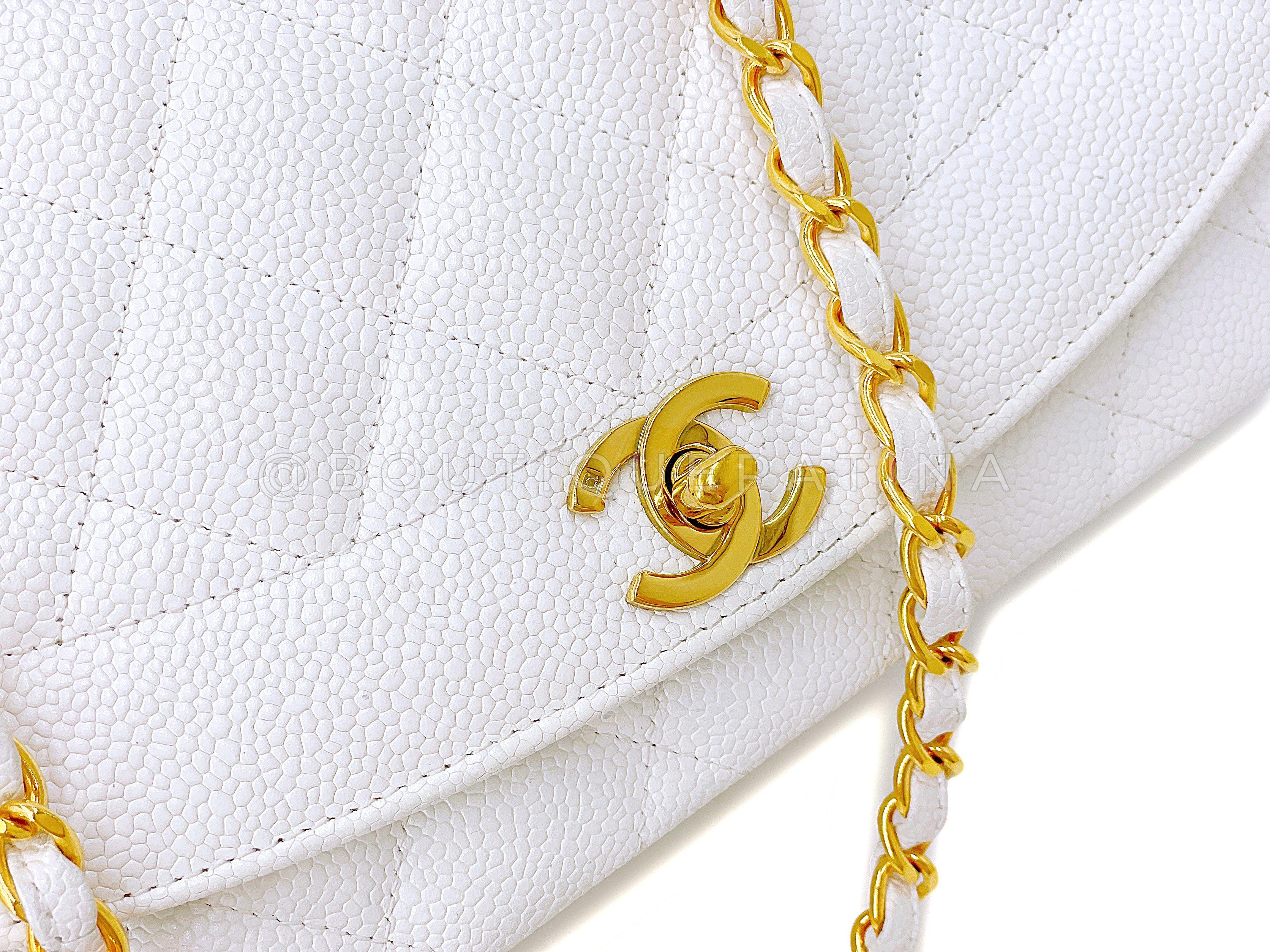 Chanel Vintage 1994 White Caviar Medium Diana Flap Bag 24k GHW 67764 For Sale 4