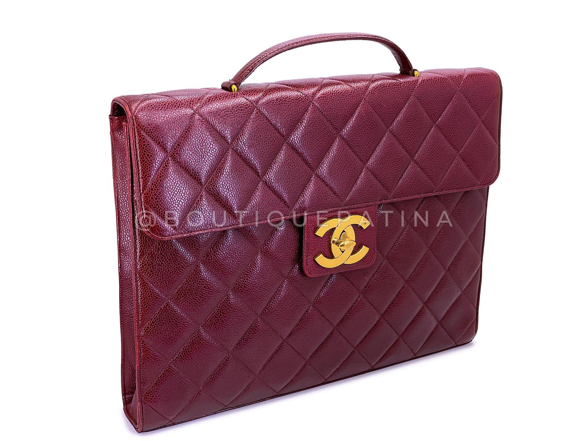 Article de magasin : 68743
Une beauté rare dans un cuir riche en vin rouge bordeaux caviar d'il y a plus de 31 ans, Karl Lagerfeld pour Chanel lorsque la qualité de Chanel était à son apogée. 

Depuis 20 ans, Boutique Patina s'est spécialisée dans