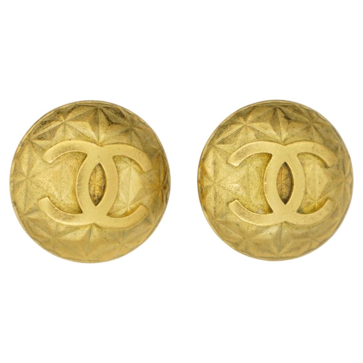 CHANEL Vintage 1995 Gold Iconic Logo CC Quilted Circle Round Modernist Ohrringe im Angebot