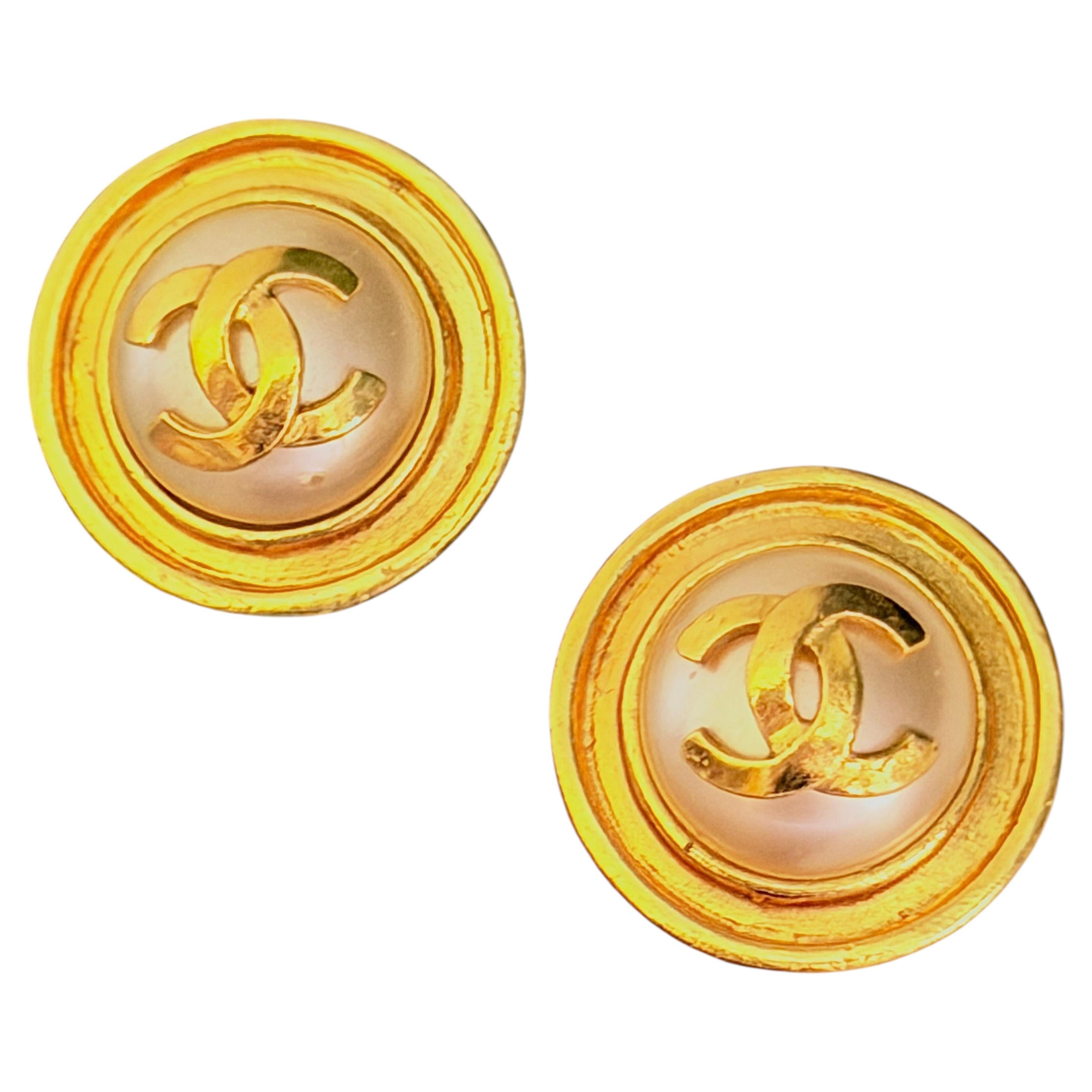 Pendientes Chanel Vintage de 1995: icónicos con círculo dorado, perla blanca y el logotipo CC grande de Coco