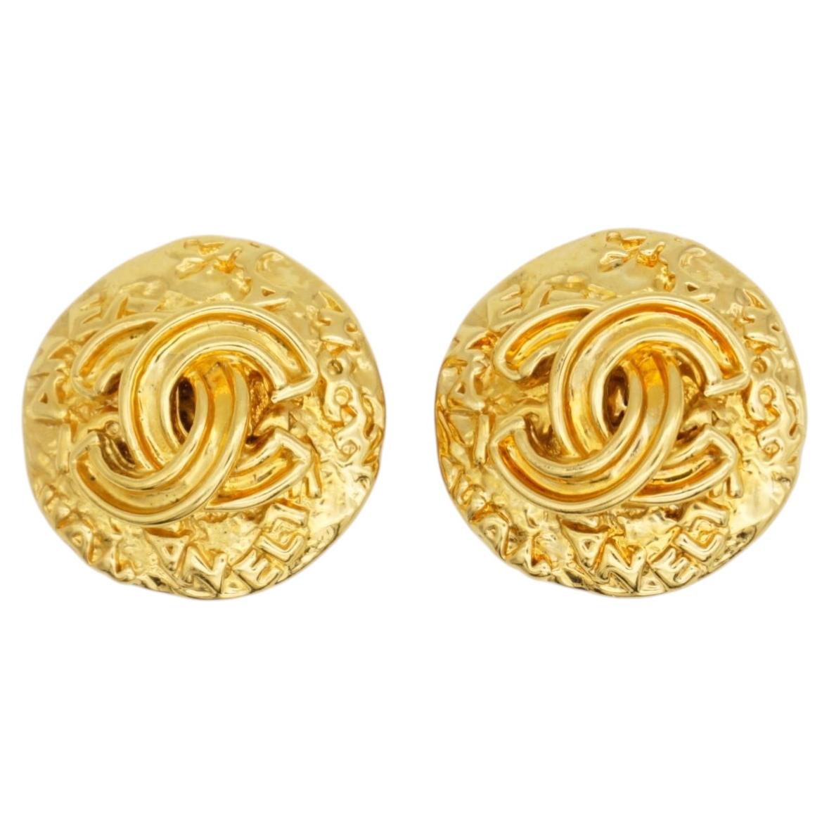 Chanel Vintage 1995 Iconic Gold Textured Logo CC Coco Lava Orecchini rotondi a cerchio