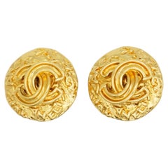 Chanel Vintage 1995 Iconic Gold Textured Logo CC Coco Lava Orecchini rotondi a cerchio