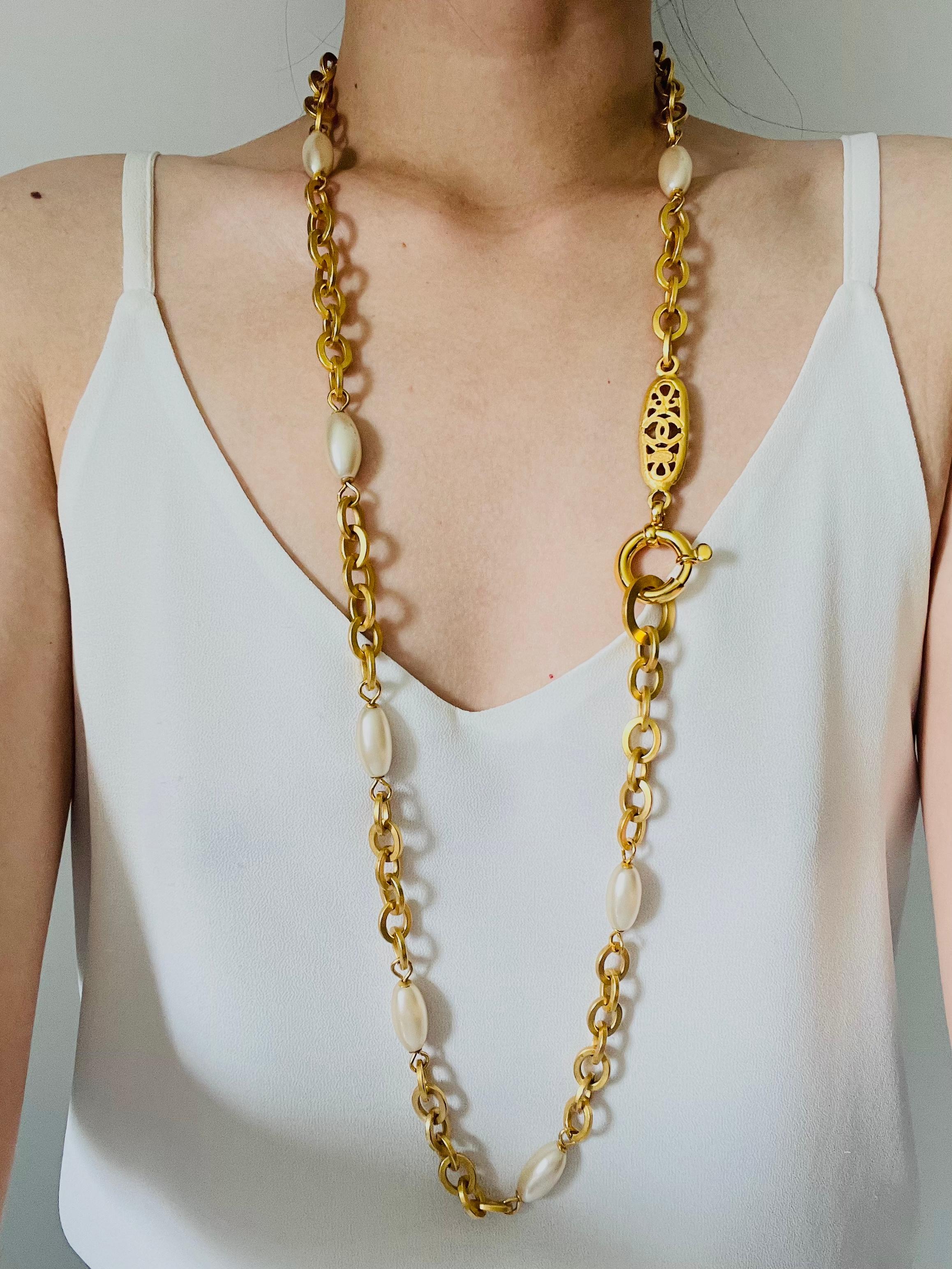 Chanel Vintage 1995 Long Oval Pearls CC Logo Coco Chain Link Versatile Necklace For Sale 2