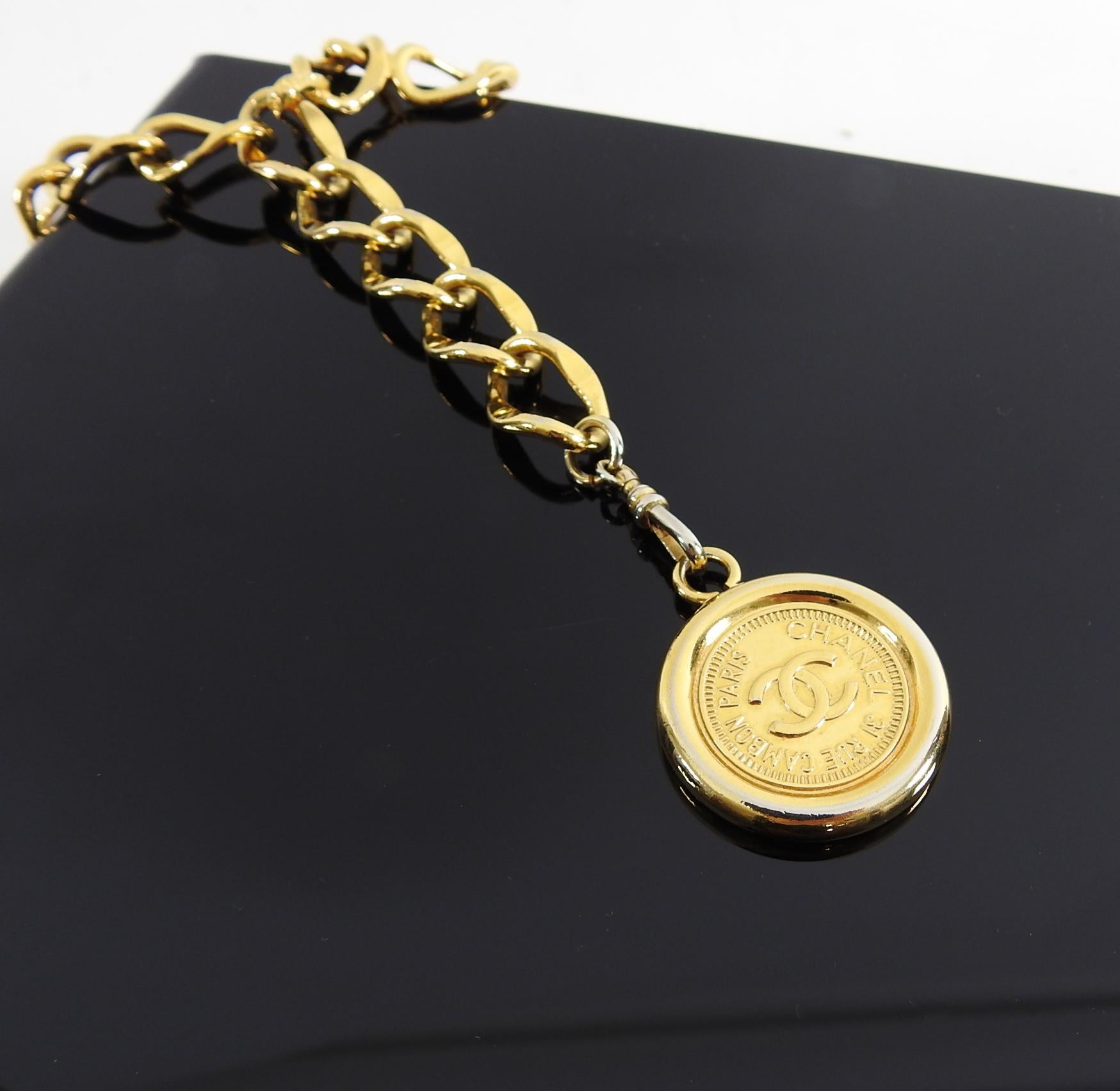 Chanel Vintage 1995 P Gold Chain Belt with Coin Drop In Good Condition In Toronto, ON