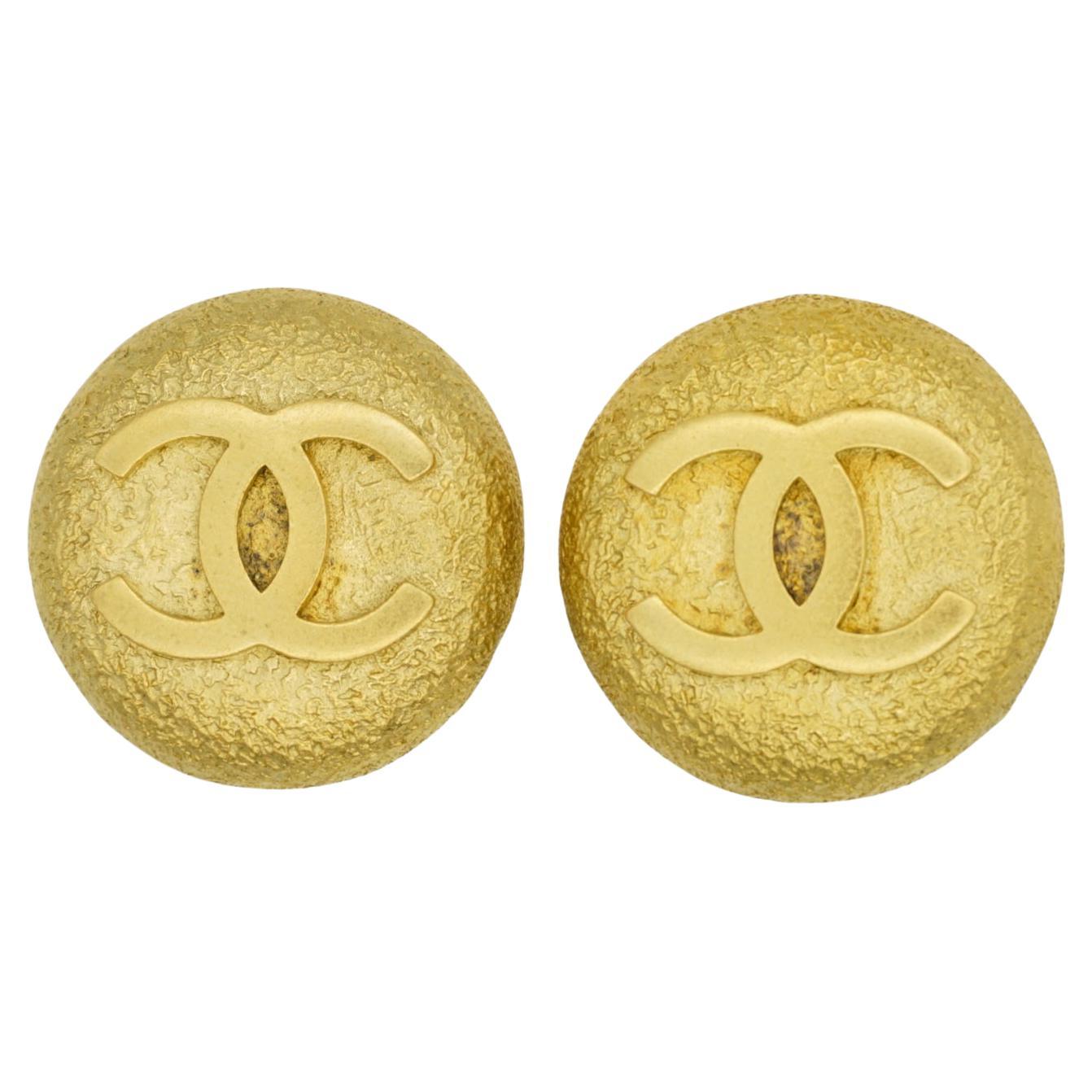 Chanel Vintage 1995 Textur Coco Logo CC Kreis Runde Relief Medaillon Ohrringe im Angebot