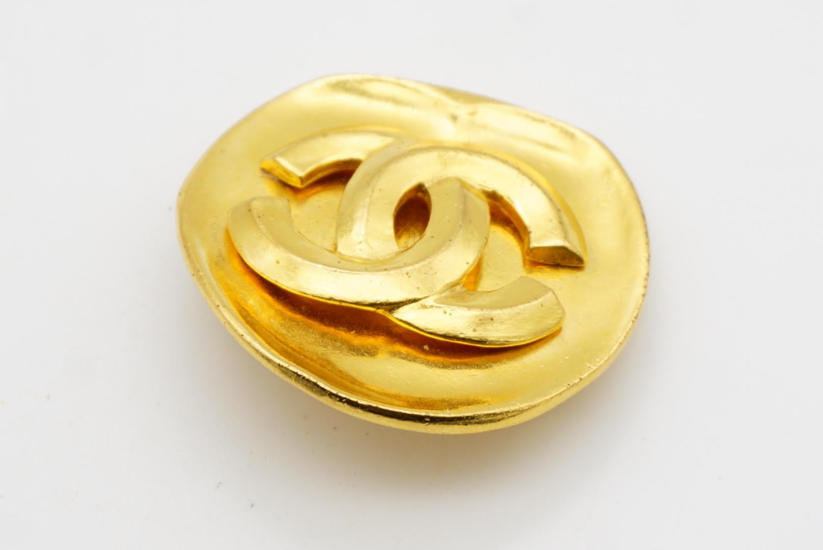 Chanel Vintage 1996 Abnormal Round Relief Logo CC Coco Interlock Chunky Brooch For Sale 5
