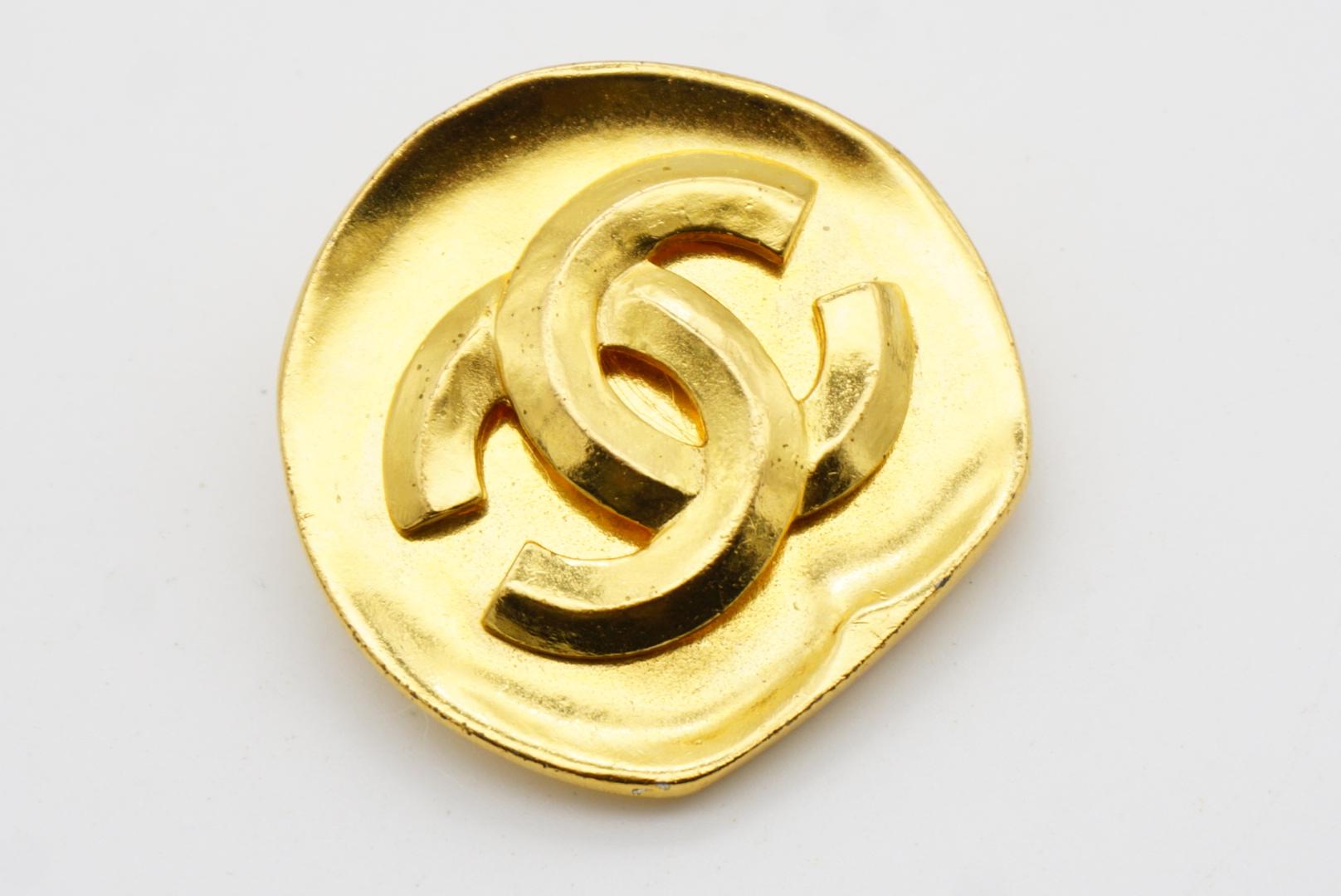 Chanel Vintage 1996 Abnormal Round Relief Logo CC Coco Interlock Chunky Brooch For Sale 6