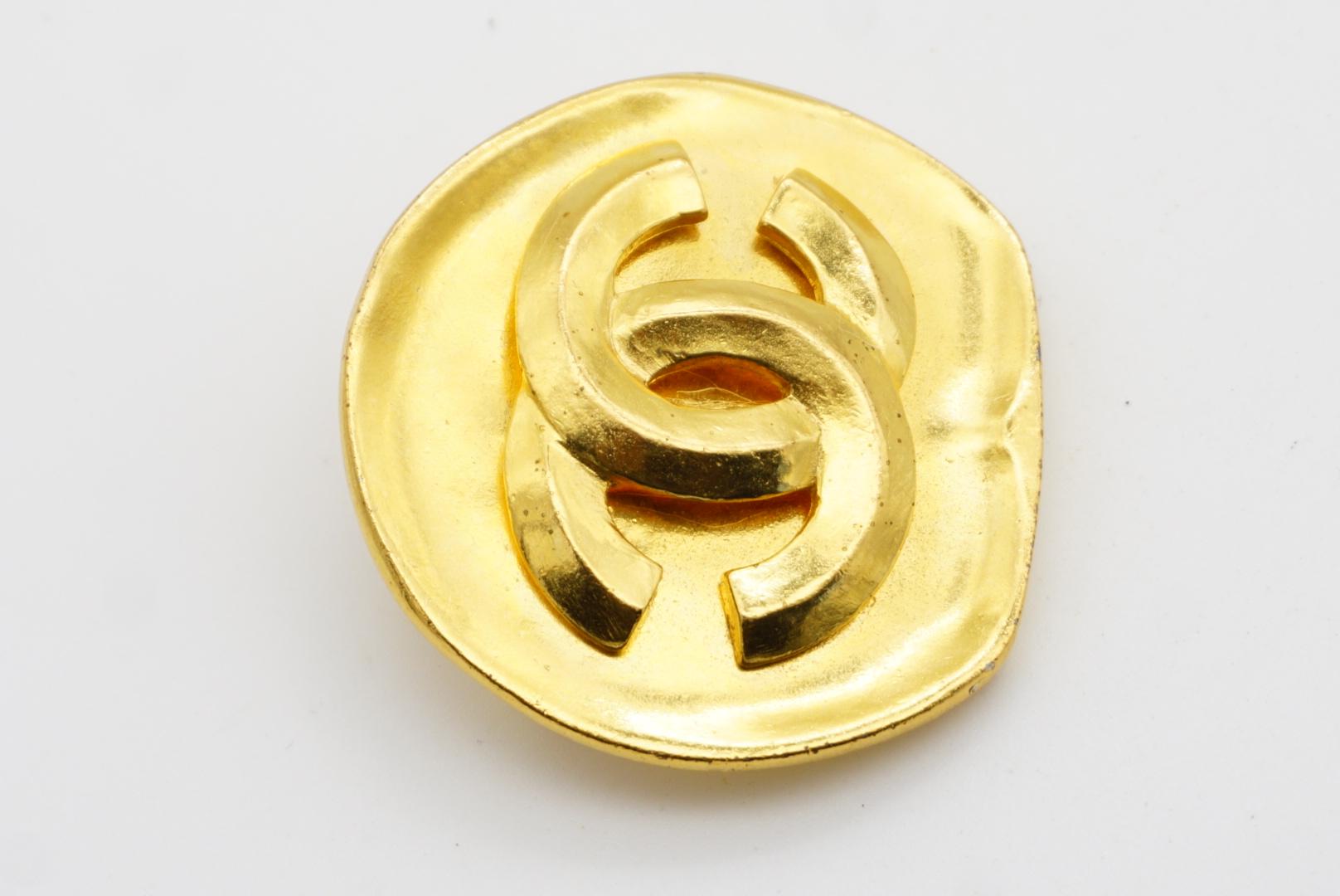 Chanel Vintage 1996 Abnormal Round Relief Logo CC Coco Interlock Chunky Brooch For Sale 7