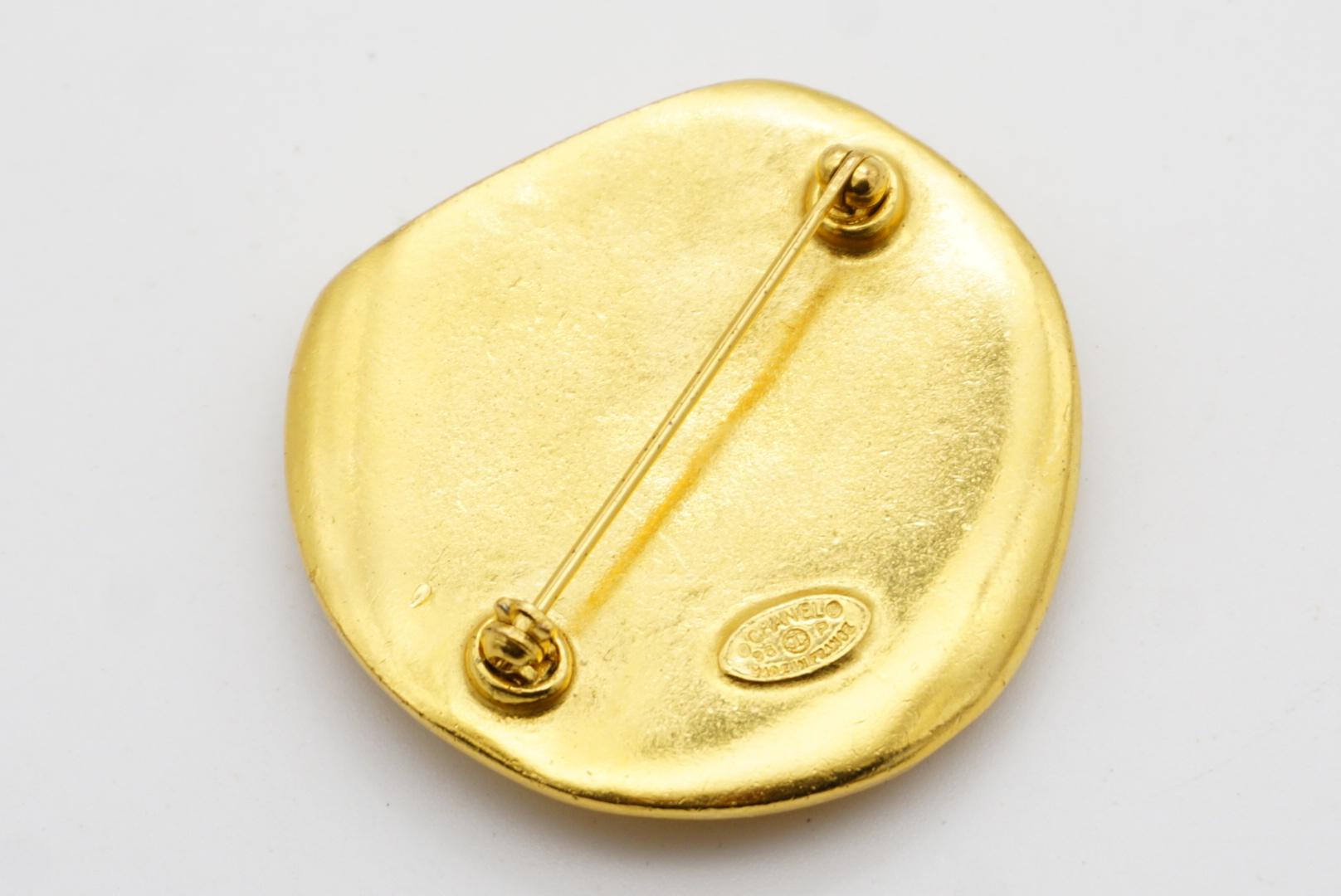 Chanel Vintage 1996 Abnormal Round Relief Logo CC Coco Interlock Chunky Brooch For Sale 8
