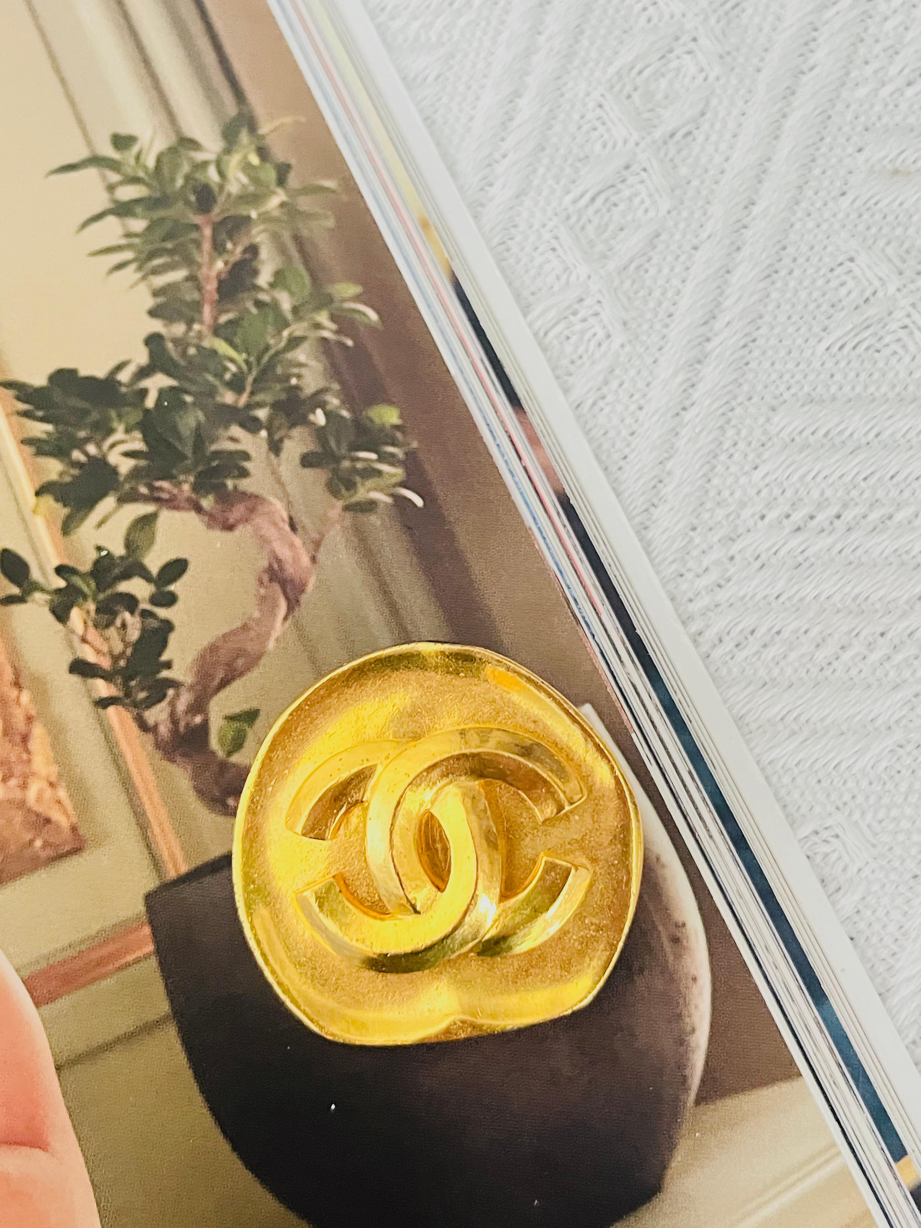Chanel Vintage 1996 Abnormal Round Relief Logo CC Coco Interlock Chunky Brooch In Good Condition For Sale In Wokingham, England