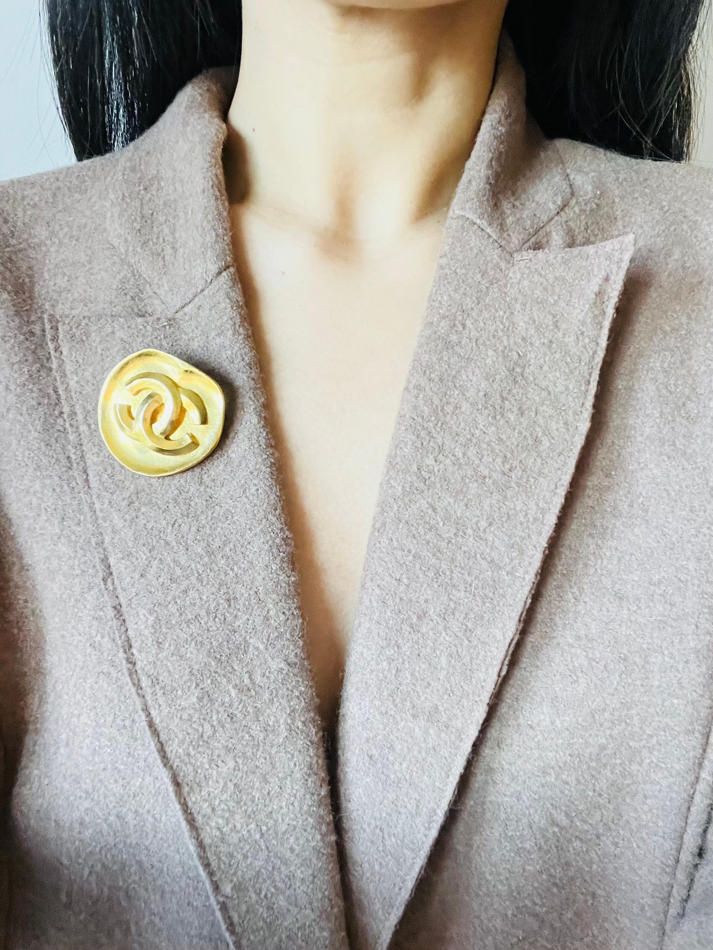 Chanel Vintage 1996 Abnormal Round Relief Logo CC Coco Interlock Chunky Brooch For Sale 2