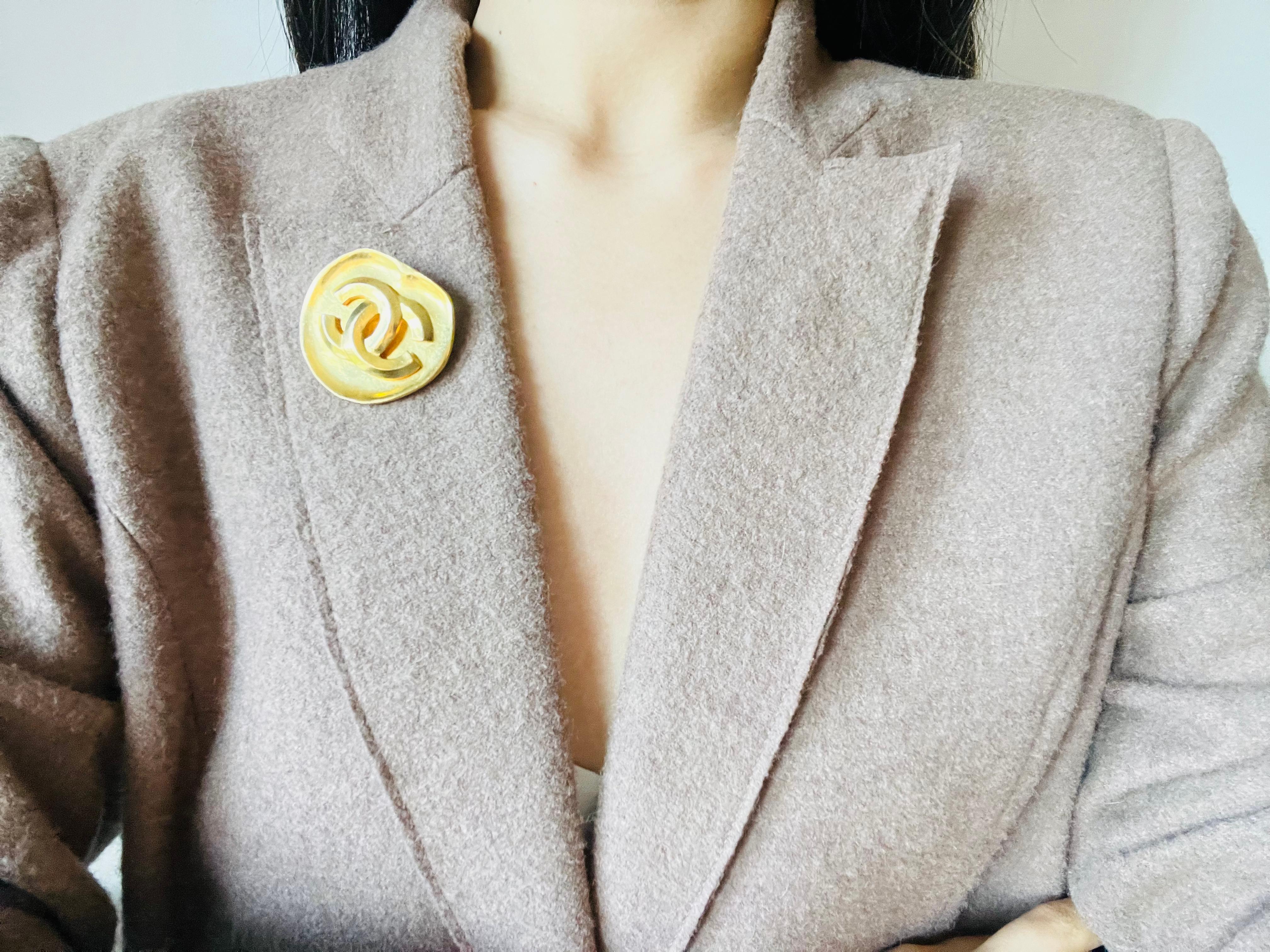 Chanel Vintage 1996 Abnormal Round Relief Logo CC Coco Interlock Chunky Brooch For Sale 3
