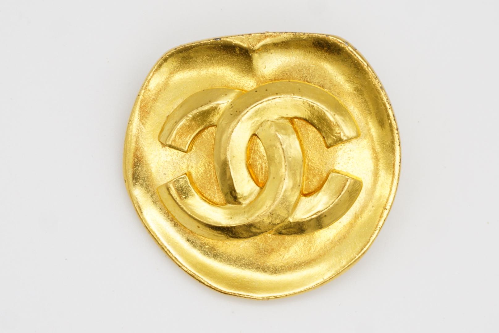 Chanel Vintage 1996 Abnormal Round Relief Logo CC Coco Interlock Chunky Brooch For Sale 4