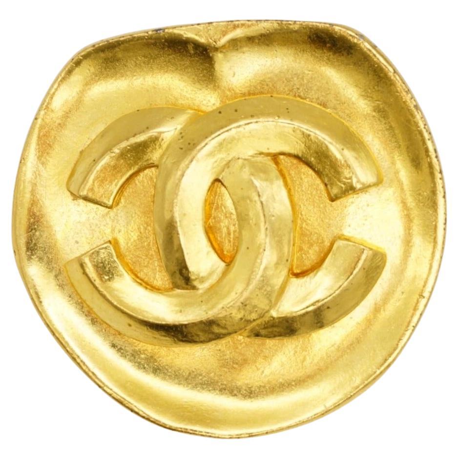 Chanel Vintage 1996 Abnormal Round Relief Logo CC Coco Interlock Chunky Brooch For Sale