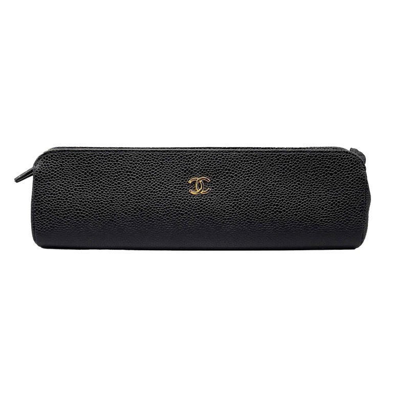 CHANEL Vintage 1996 Schwarzes Gehause Beutel Makeup Bag Kaviar Leder CC Logo im Angebot bei 1stDibs