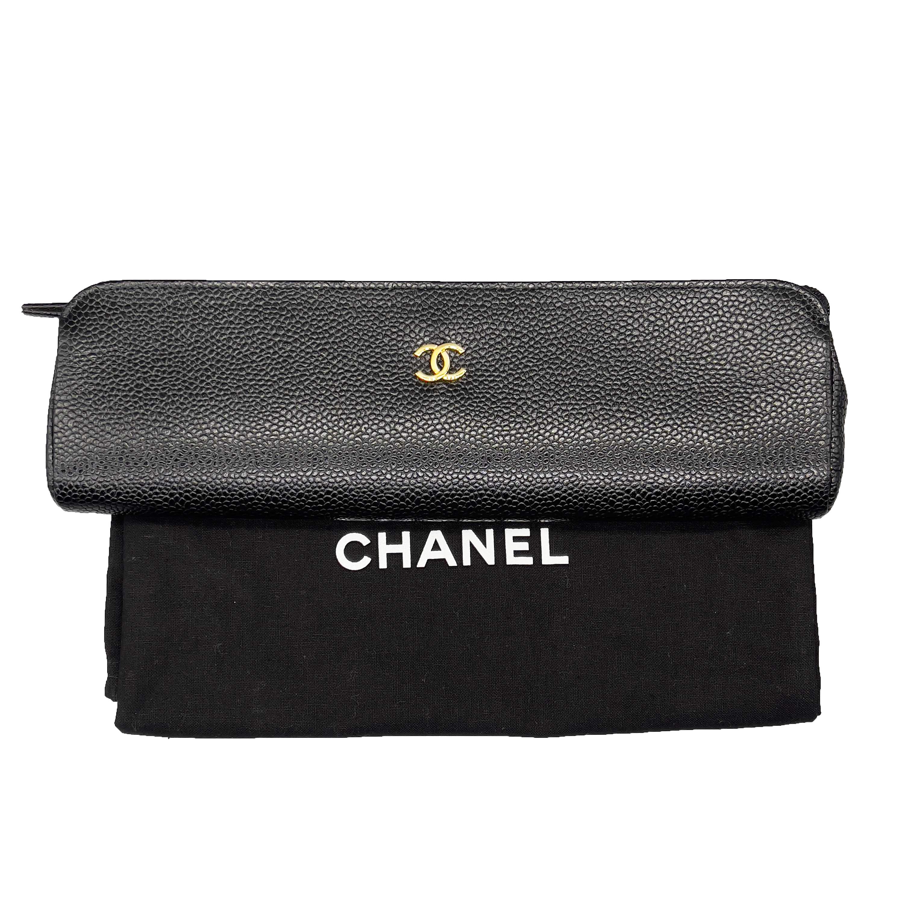 CHANEL Vintage 1996 Black Case / Pouch / Makeup Bag Caviar Leather / CC Logo For Sale 2