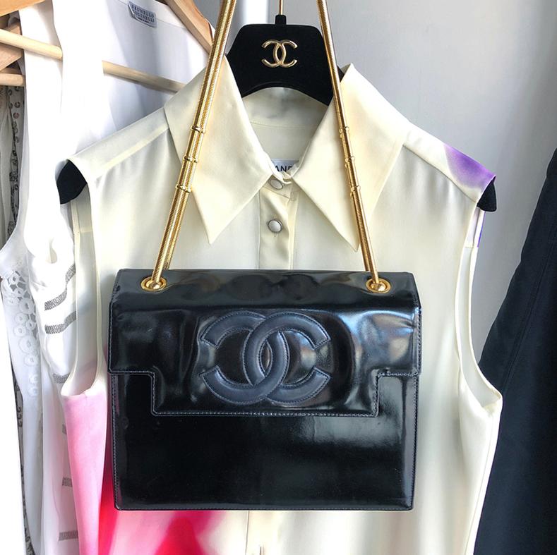 Chanel Vintage 1996 Black Patent CC Logo Bag with Double Gold Snake Chain.  Heavy gold chain straps, structured patent body with lambskin CC logo and leather lined interior.  Magnetic clasp closure.  Date code 4-series for production year 1996-7. 