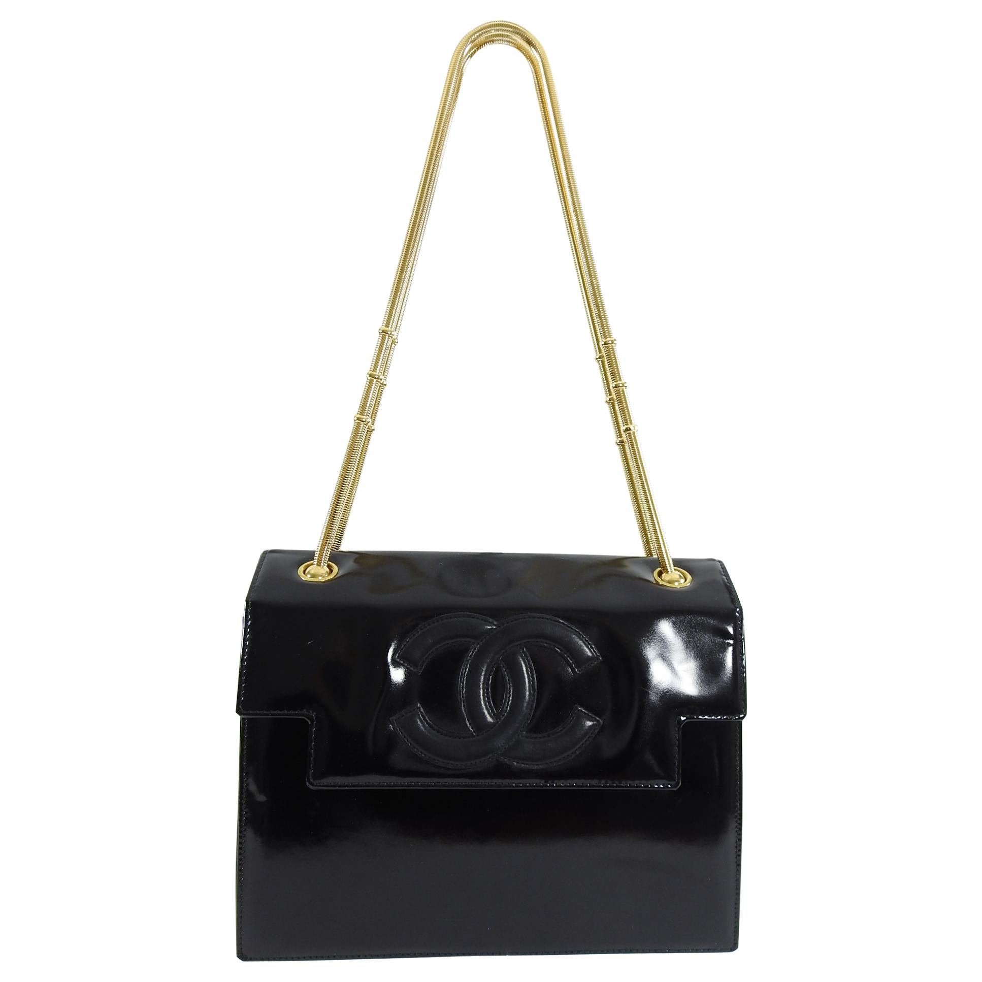 Chanel Vintage 1996 Black Patent CC Logo Bag with Double Gold Snake Chain In Good Condition In Toronto, ON
