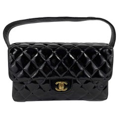 Chanel - Sac à rabat Kelly moyen en cuir verni, vintage, 1996, poignée supérieure noire