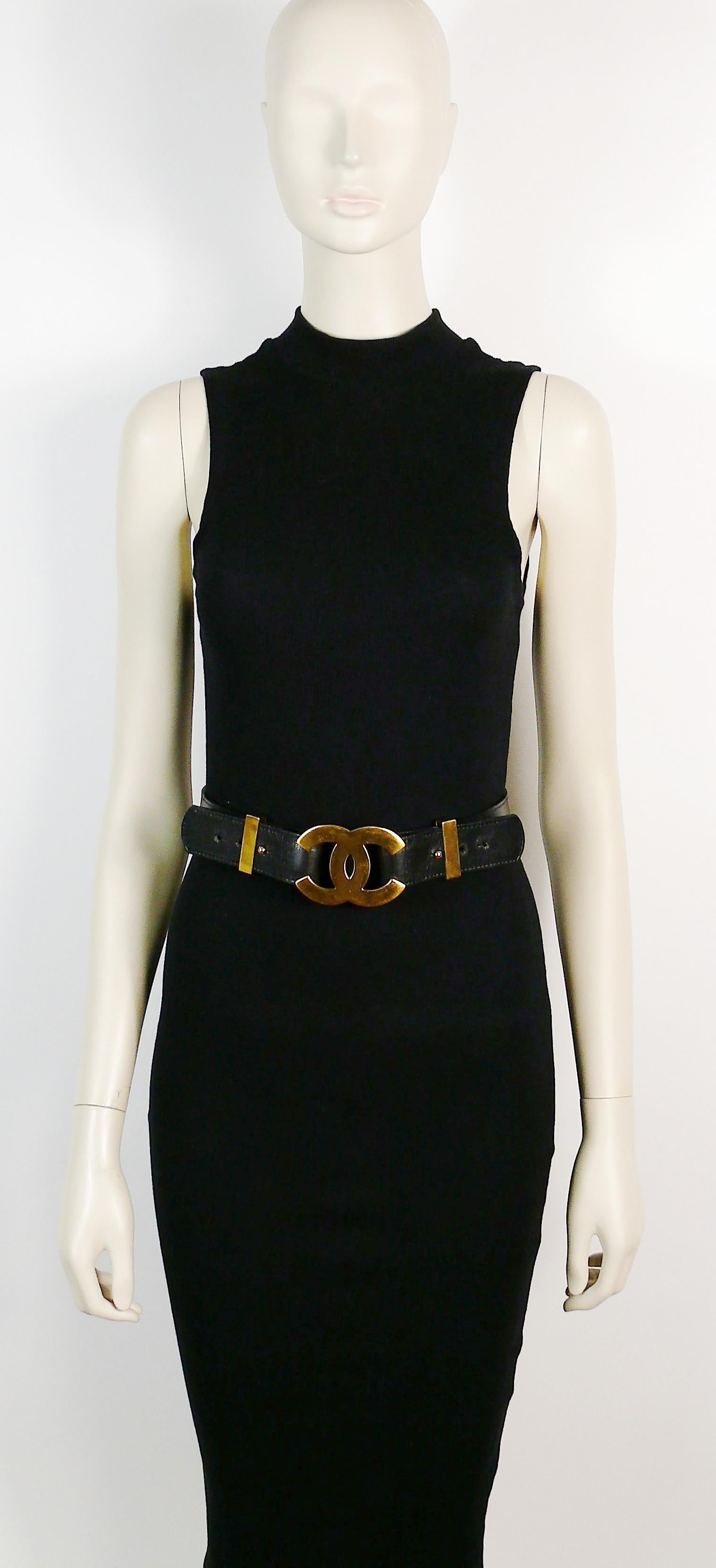 CHANEL vintage iconic black leather belt featuring a large gold toned CC logo at front.

Fall/Winter 1996.

Peg closure at each side for closure and opening.

Marked CHANEL 96A Made in France.
Indicated size : 75/30.

Indicative measurements :