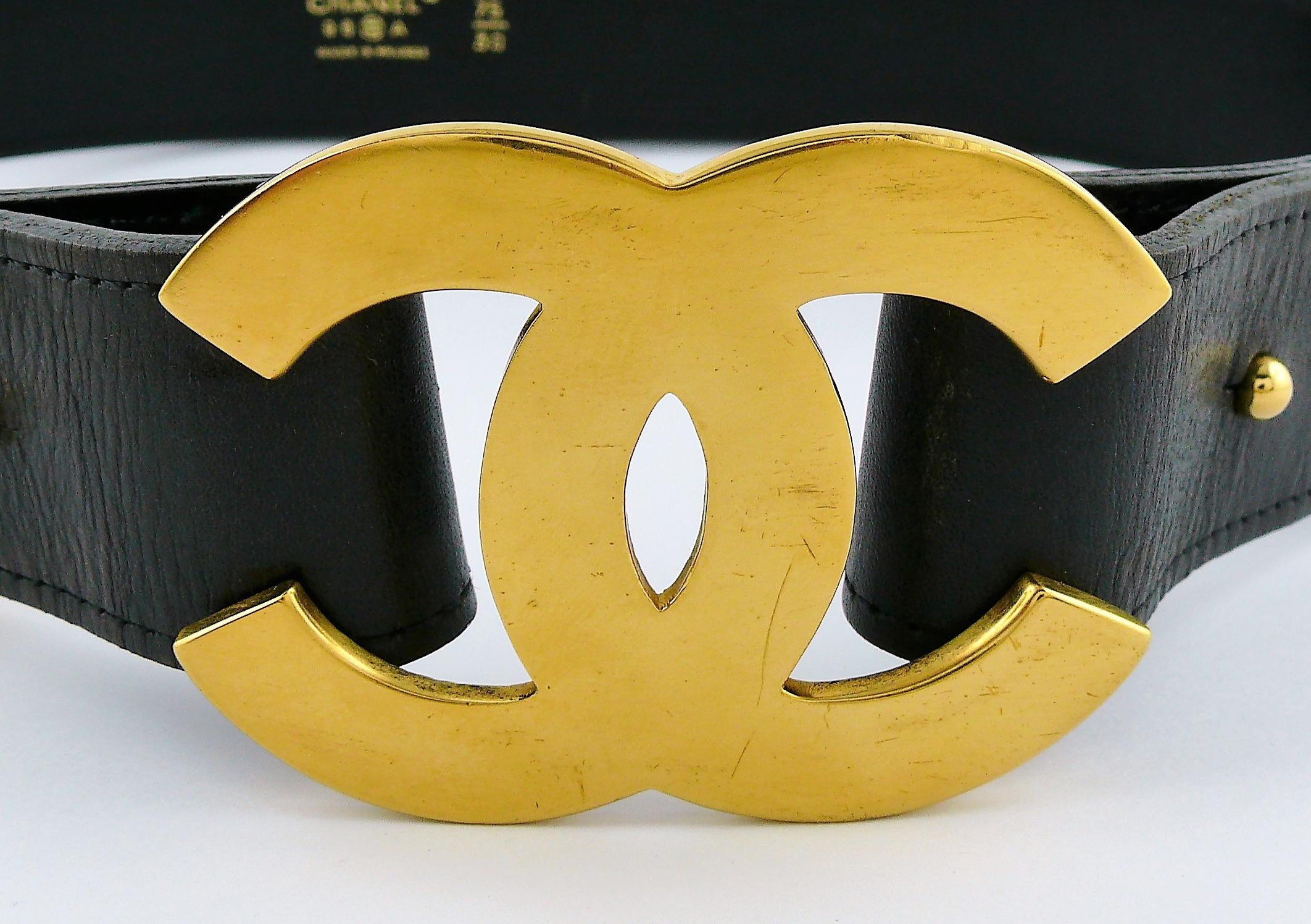 Chanel Vintage 1996 Iconic Black Leather Belt with Large CC logo In Good Condition In Nice, FR