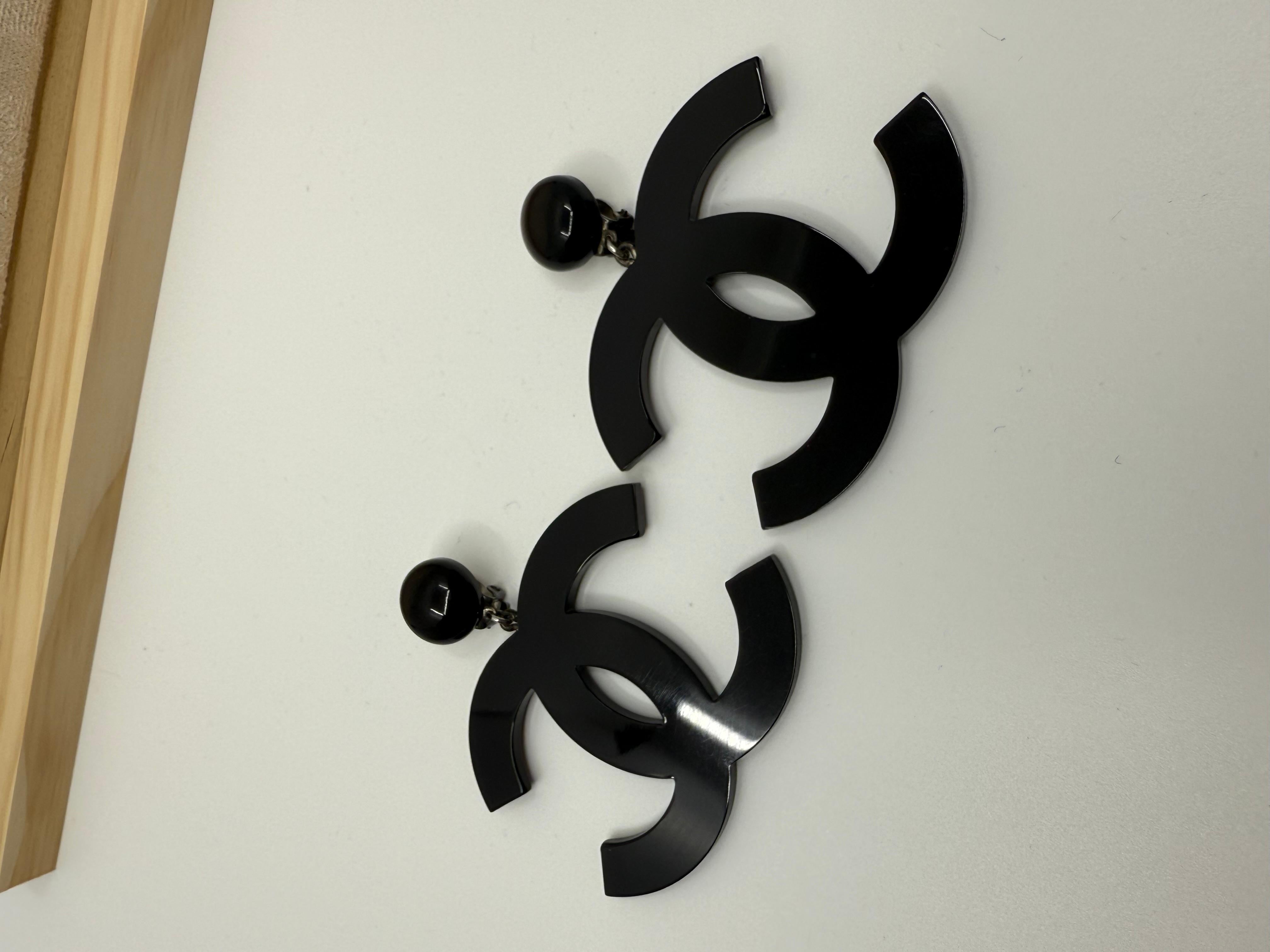 1996 Chanel übergroße schwarze CC-Logo-Ohrringe mit Clip

Setzen Sie ein markantes Zeichen mit diesen übergroßen Ohrringen mit CC-Logo aus der Herbst/Winter 1996 Kollektion von Chanel. Diese seltenen Ohrringe, die während Karl Lagerfelds
