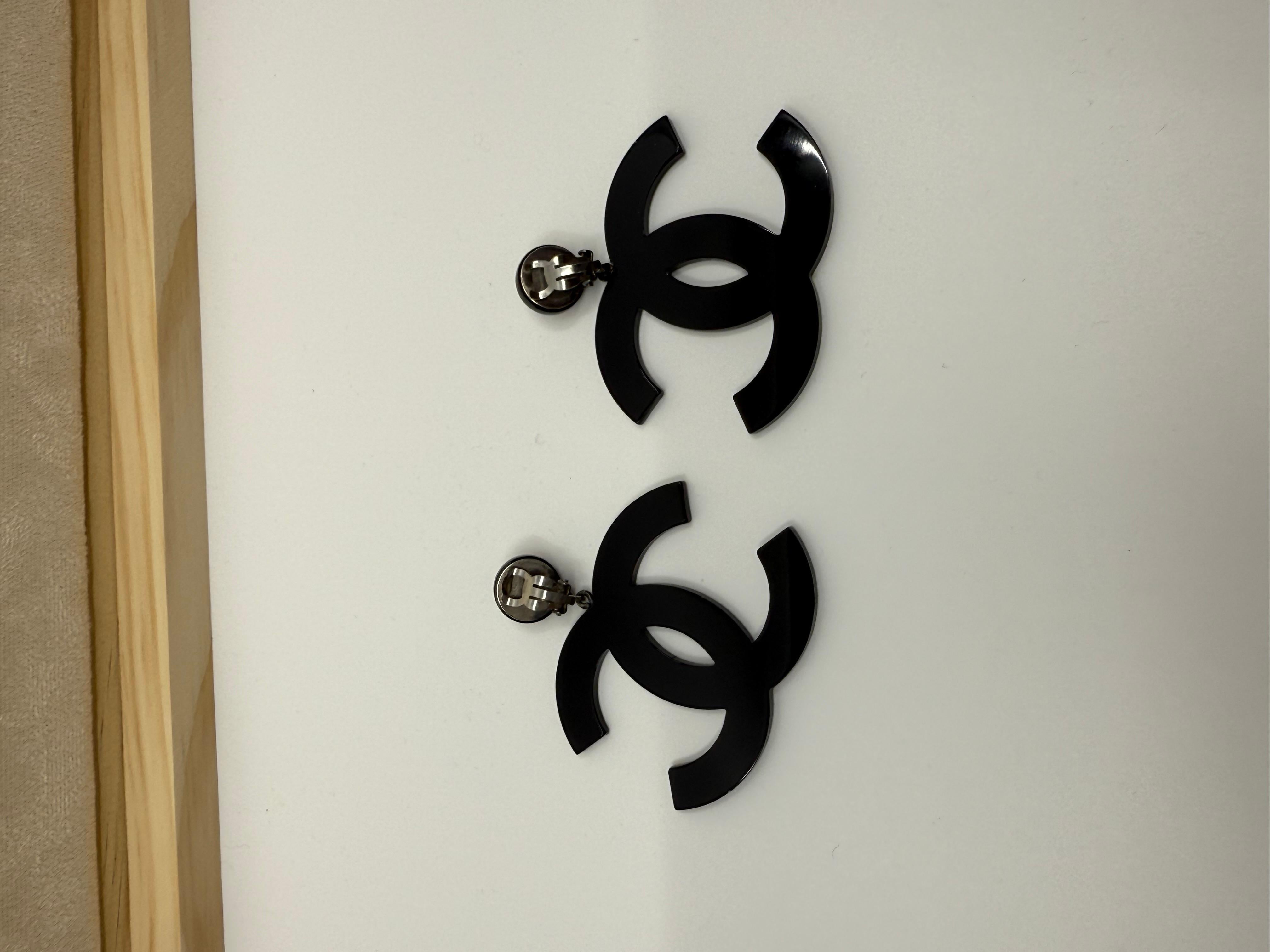 Chanel Vintage 1996 Jumbo überdimensioniert Harz schwarz CC Logo Clip auf Ohrringe im Zustand „Gut“ im Angebot in Rowland Heights, CA