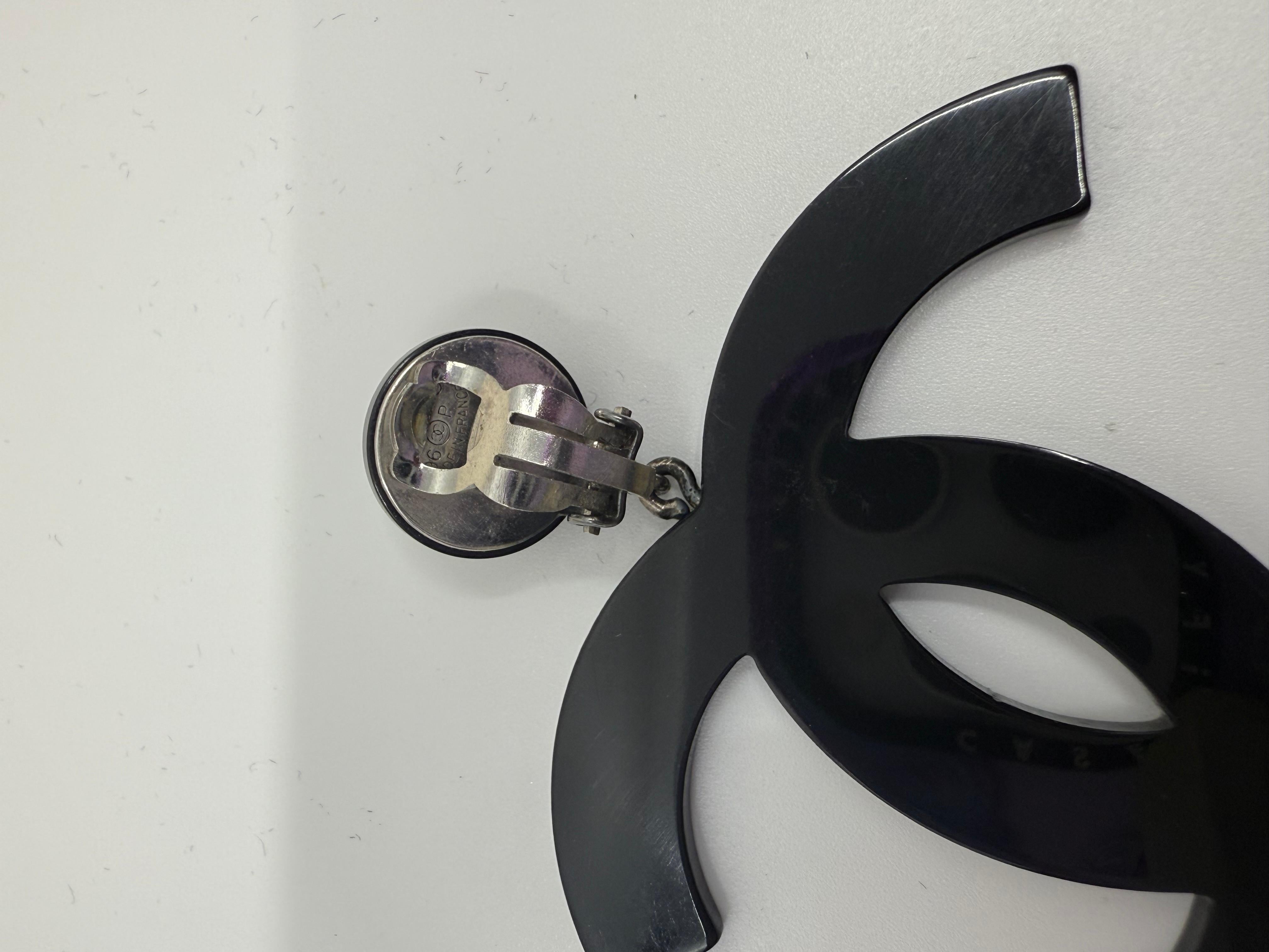 Chanel Vintage 1996 Jumbo überdimensioniert Harz schwarz CC Logo Clip auf Ohrringe im Angebot 1