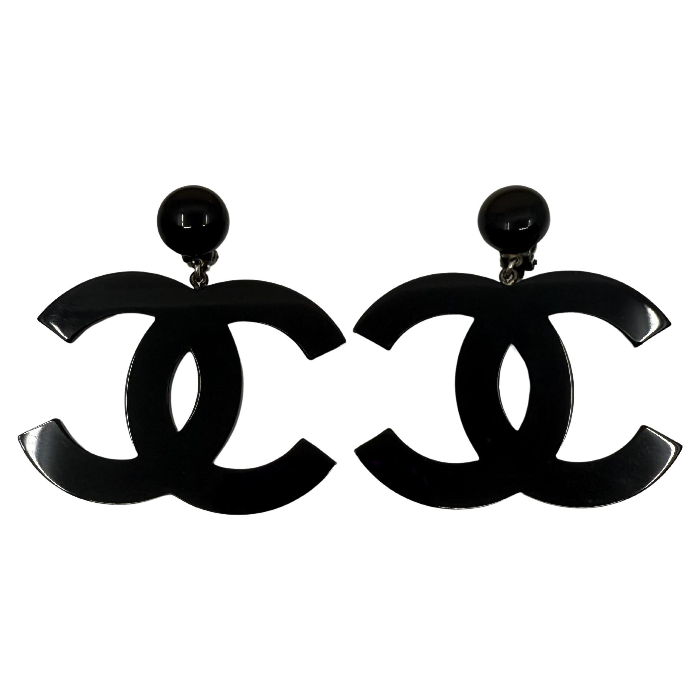 Orecchini a clip Chanel Vintage 1996 Jumbo Oversize in resina nera con logo CC