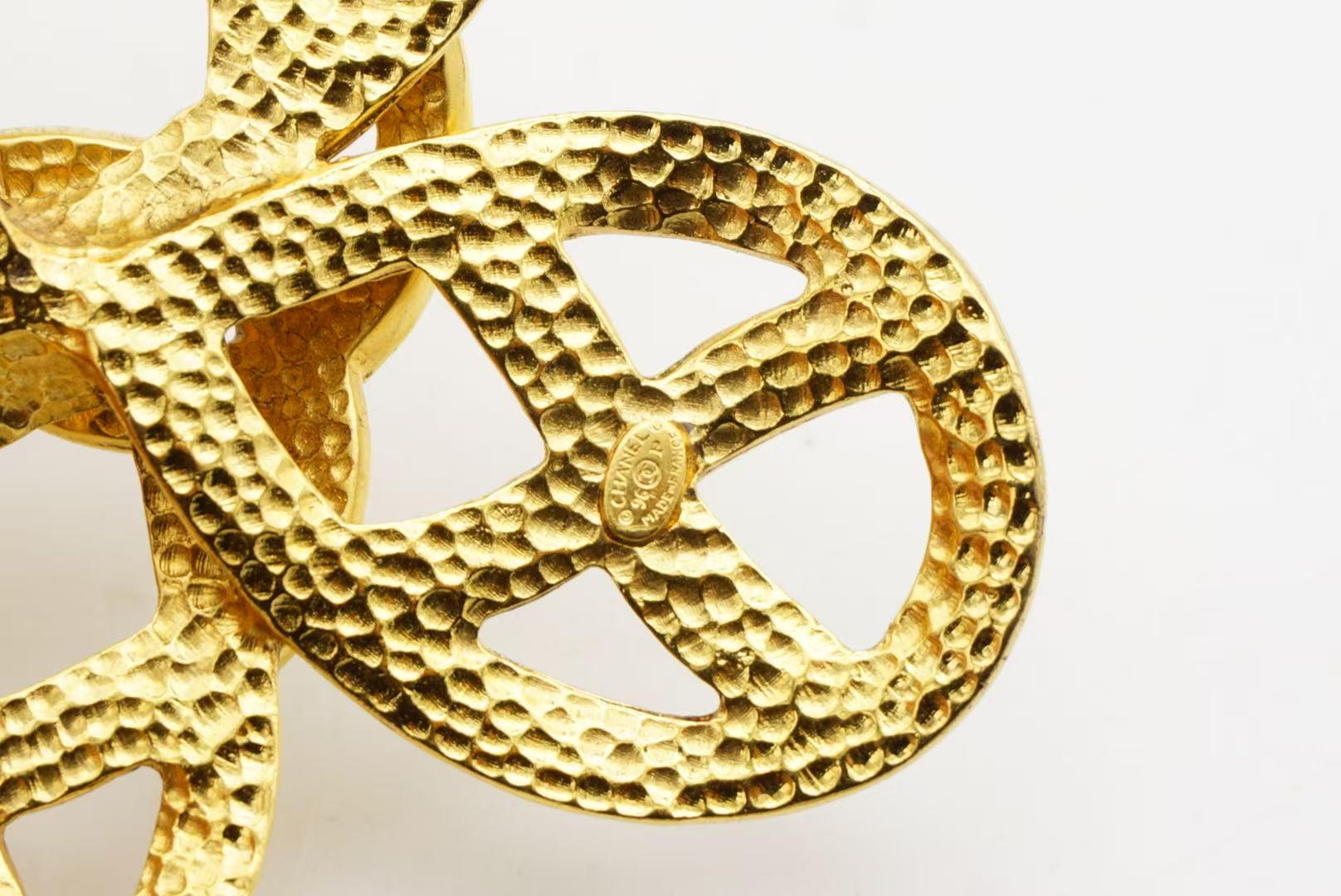 Chanel Vintage 1996 Large Matelassé Logo CC Coco Clover Cross Openwork Brooch For Sale 7