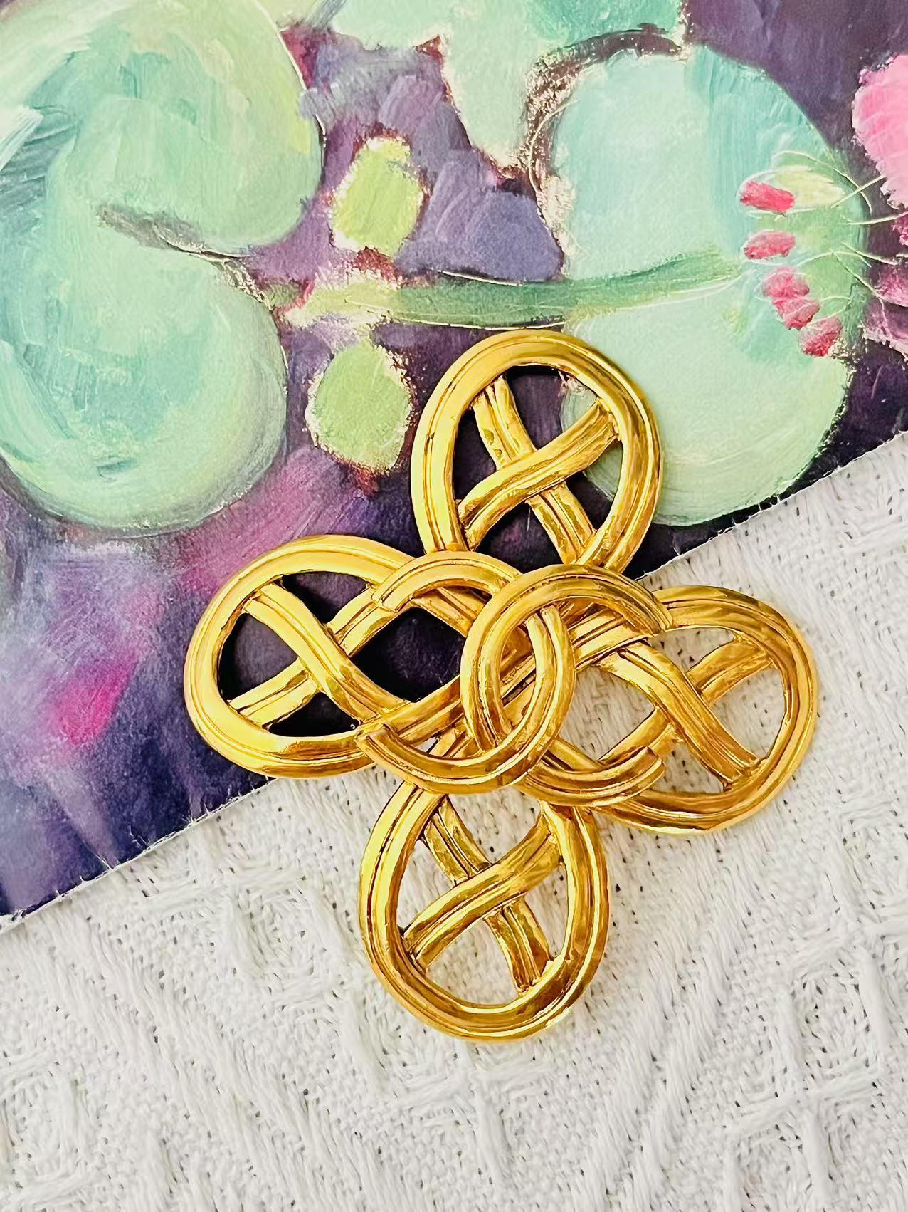 Chanel Vintage 1996 Unisex Large Massive Matelassé Crush Logo CC Coco Clover Cross Openwork Interlocked 96P Chunky Statement Modernist Elegant Brooch, Gold Tone

Very good condition. Only back of pin is not very straight. Others are good.

A very